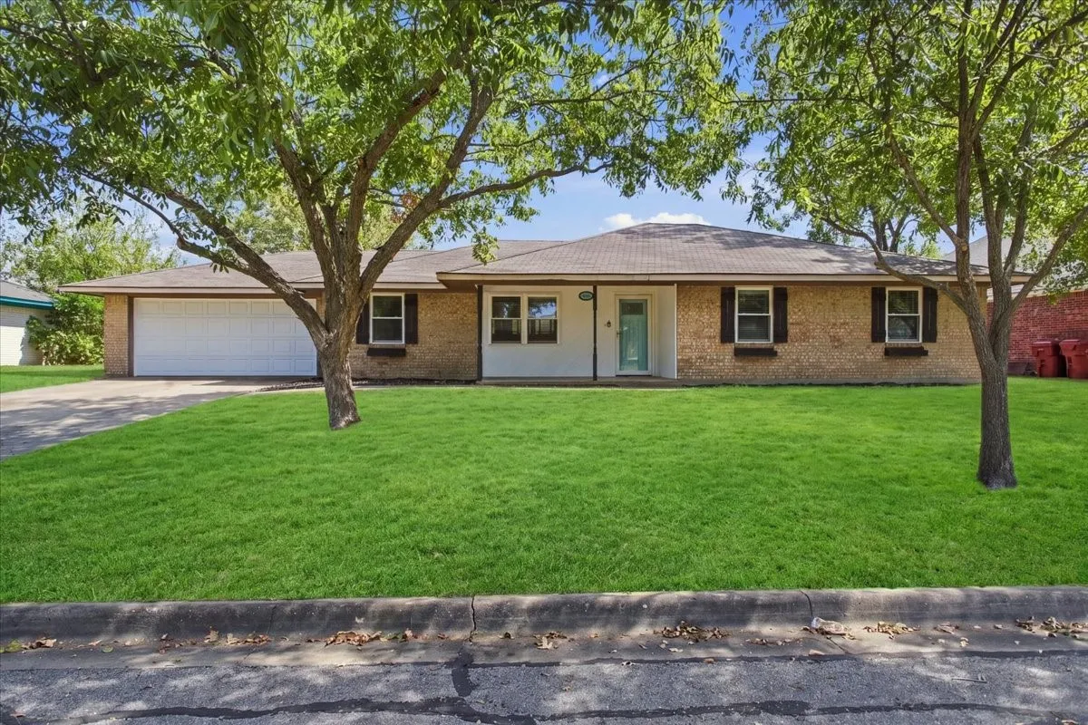 Single Family Residence For Sale in Fannin County , 2108 N Village, Bonham, Texas 75418, 3 Bedroom, 2 Bathroom, 2 Garage spaces, 1,406 Sqft, built in 1981, mls#21396605, Real Estate Agent in Bonham, Homes For Sale in Fannin county, Homes For Sale in Bonham, Realtor in Bonham Texas, Real Estate Brokerage Independent Realty Texas, Luminita Cordes Realtor