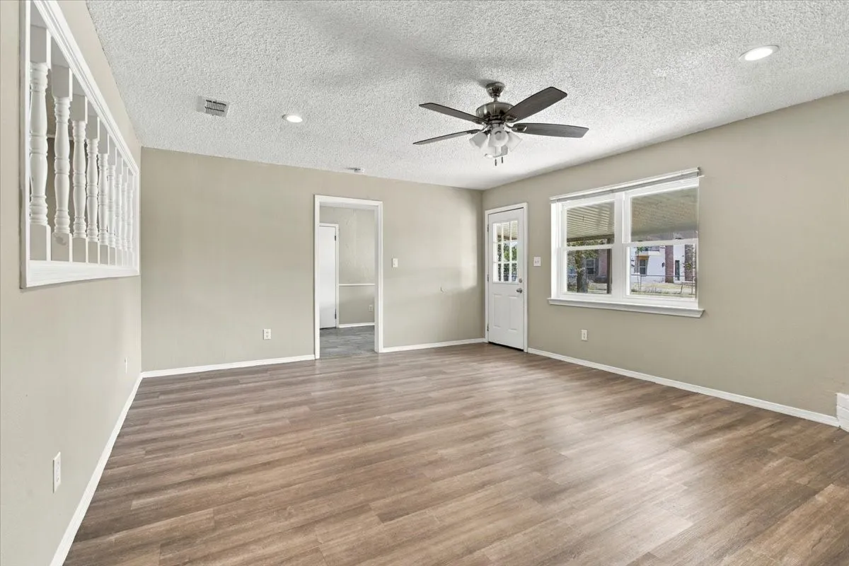 Single Family Residence For Sale in Fannin County , 2108 N Village, Bonham, Texas 75418, 3 Bedroom, 2 Bathroom, 2 Garage spaces, 1,406 Sqft, built in 1981, mls#21396605, Real Estate Agent in Bonham, Homes For Sale in Fannin county, Homes For Sale in Bonham, Realtor in Bonham Texas, Real Estate Brokerage Independent Realty Texas, Luminita Cordes Realtor