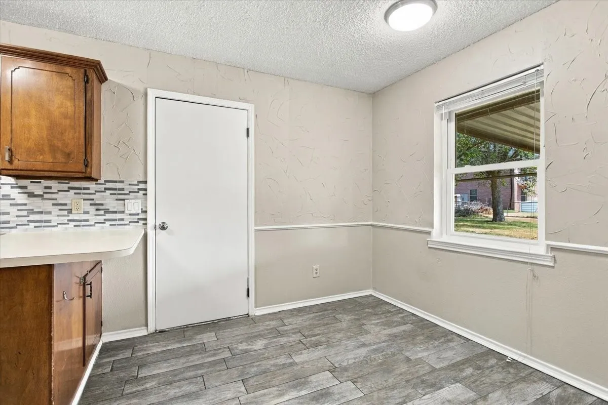 Single Family Residence For Sale in Fannin County , 2108 N Village, Bonham, Texas 75418, 3 Bedroom, 2 Bathroom, 2 Garage spaces, 1,406 Sqft, built in 1981, mls#21396605, Real Estate Agent in Bonham, Homes For Sale in Fannin county, Homes For Sale in Bonham, Realtor in Bonham Texas, Real Estate Brokerage Independent Realty Texas, Luminita Cordes Realtor
