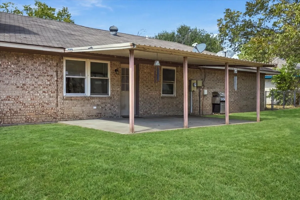 Single Family Residence For Sale in Fannin County , 2108 N Village, Bonham, Texas 75418, 3 Bedroom, 2 Bathroom, 2 Garage spaces, 1,406 Sqft, built in 1981, mls#21396605, Real Estate Agent in Bonham, Homes For Sale in Fannin county, Homes For Sale in Bonham, Realtor in Bonham Texas, Real Estate Brokerage Independent Realty Texas, Luminita Cordes Realtor