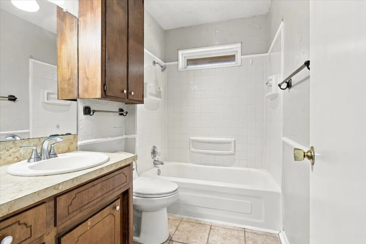 Single Family Residence For Sale in Fannin County , 2108 N Village, Bonham, Texas 75418, 3 Bedroom, 2 Bathroom, 2 Garage spaces, 1,406 Sqft, built in 1981, mls#21396605, Real Estate Agent in Bonham, Homes For Sale in Fannin county, Homes For Sale in Bonham, Realtor in Bonham Texas, Real Estate Brokerage Independent Realty Texas, Luminita Cordes Realtor