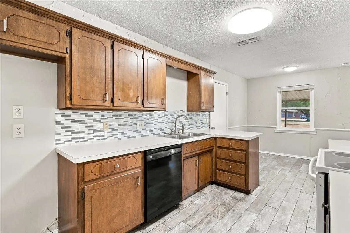 Single Family Residence For Sale in Fannin County , 2108 N Village, Bonham, Texas 75418, 3 Bedroom, 2 Bathroom, 2 Garage spaces, 1,406 Sqft, built in 1981, mls#21396605, Real Estate Agent in Bonham, Homes For Sale in Fannin county, Homes For Sale in Bonham, Realtor in Bonham Texas, Real Estate Brokerage Independent Realty Texas, Luminita Cordes Realtor
