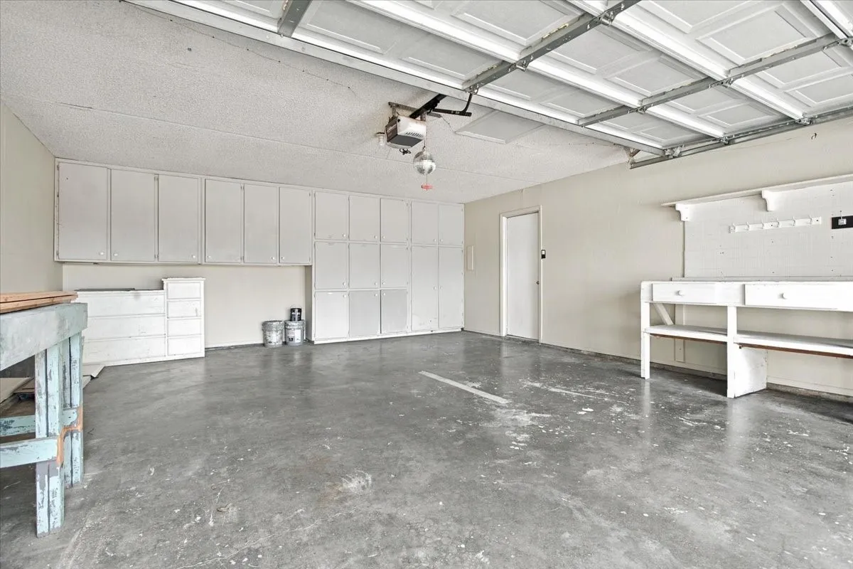 Single Family Residence For Sale in Fannin County , 2108 N Village, Bonham, Texas 75418, 3 Bedroom, 2 Bathroom, 2 Garage spaces, 1,406 Sqft, built in 1981, mls#21396605, Real Estate Agent in Bonham, Homes For Sale in Fannin county, Homes For Sale in Bonham, Realtor in Bonham Texas, Real Estate Brokerage Independent Realty Texas, Luminita Cordes Realtor