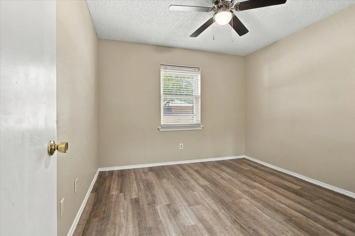 Single Family Residence For Sale in Fannin County , 2108 N Village, Bonham, Texas 75418, 3 Bedroom, 2 Bathroom, 2 Garage spaces, 1,406 Sqft, built in 1981, mls#21396605, Real Estate Agent in Bonham, Homes For Sale in Fannin county, Homes For Sale in Bonham, Realtor in Bonham Texas, Real Estate Brokerage Independent Realty Texas, Luminita Cordes Realtor