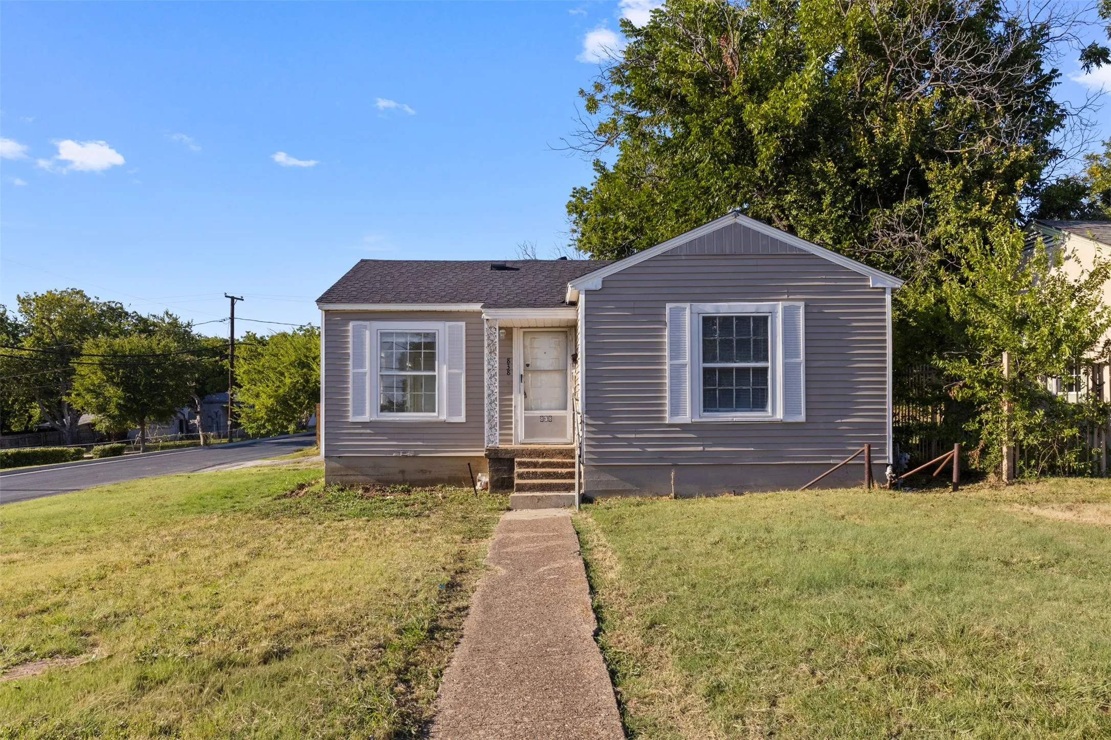 Single Family Residence For Rent in Dallas County , 838 Dalworth Street, Grand Prairie, Texas 75050, 3 Bedroom, 2 Bathroom, Garage spaces, 1,200 Sqft, built in 1949, mls#21396832, Real Estate Agent in Grand Prairie, Homes For Rent in Dallas county, Homes For Rent in Grand Prairie, Realtor in Grand Prairie Texas, Real Estate Brokerage Independent Realty Texas, Luminita Cordes Realtor