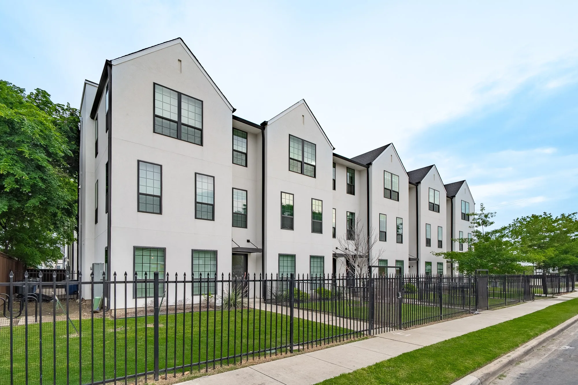 Townhouse For Rent in Dallas County , 4808 San Jacinto Street 103, Dallas, Texas 75204, 2 Bedroom, 3 Bathroom, 2 Garage spaces, 1,872 Sqft, built in 2021, mls#21396833, Real Estate Agent in Dallas, Homes For Rent in Dallas county, Homes For Rent in Dallas, Realtor in Dallas Texas, Real Estate Brokerage Independent Realty Texas, Luminita Cordes Realtor