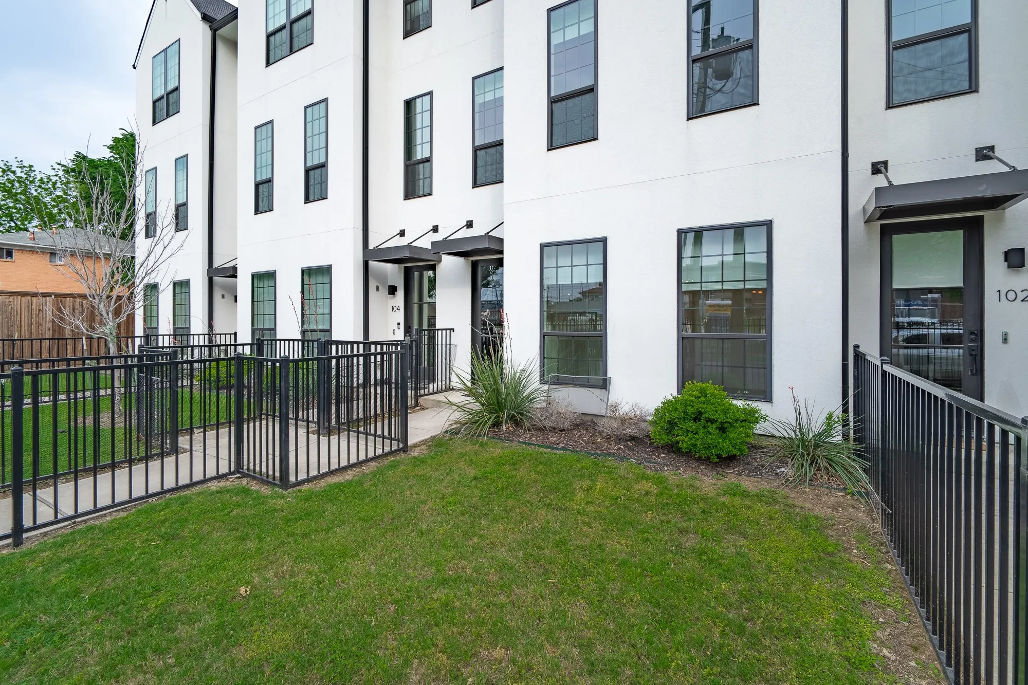 Townhouse For Rent in Dallas County , 4808 San Jacinto Street 103, Dallas, Texas 75204, 2 Bedroom, 3 Bathroom, 2 Garage spaces, 1,872 Sqft, built in 2021, mls#21396833, Real Estate Agent in Dallas, Homes For Rent in Dallas county, Homes For Rent in Dallas, Realtor in Dallas Texas, Real Estate Brokerage Independent Realty Texas, Luminita Cordes Realtor