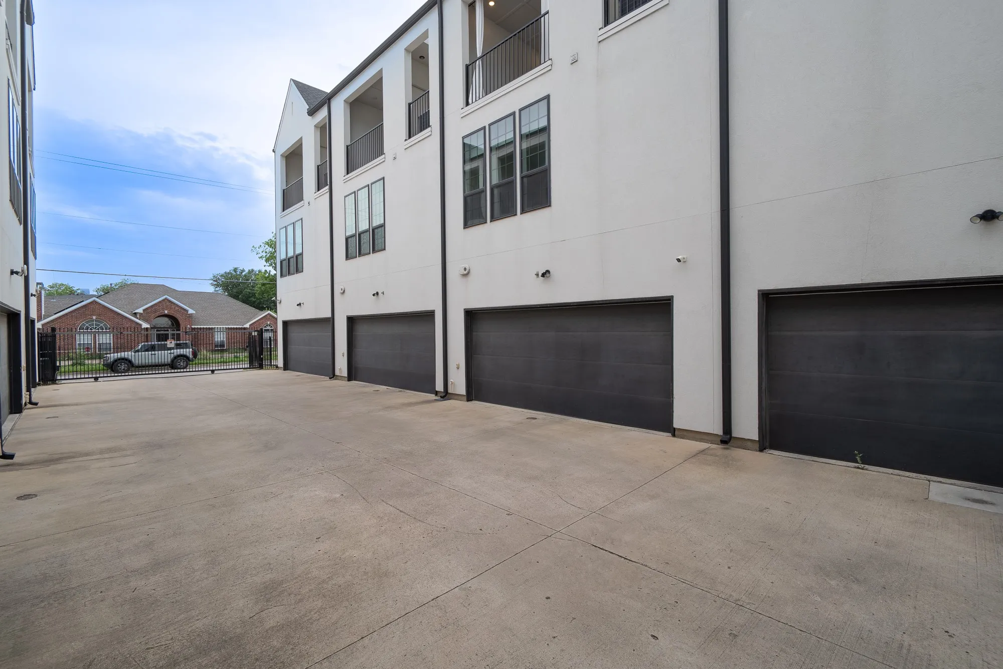 Townhouse For Rent in Dallas County , 4808 San Jacinto Street 103, Dallas, Texas 75204, 2 Bedroom, 3 Bathroom, 2 Garage spaces, 1,872 Sqft, built in 2021, mls#21396833, Real Estate Agent in Dallas, Homes For Rent in Dallas county, Homes For Rent in Dallas, Realtor in Dallas Texas, Real Estate Brokerage Independent Realty Texas, Luminita Cordes Realtor