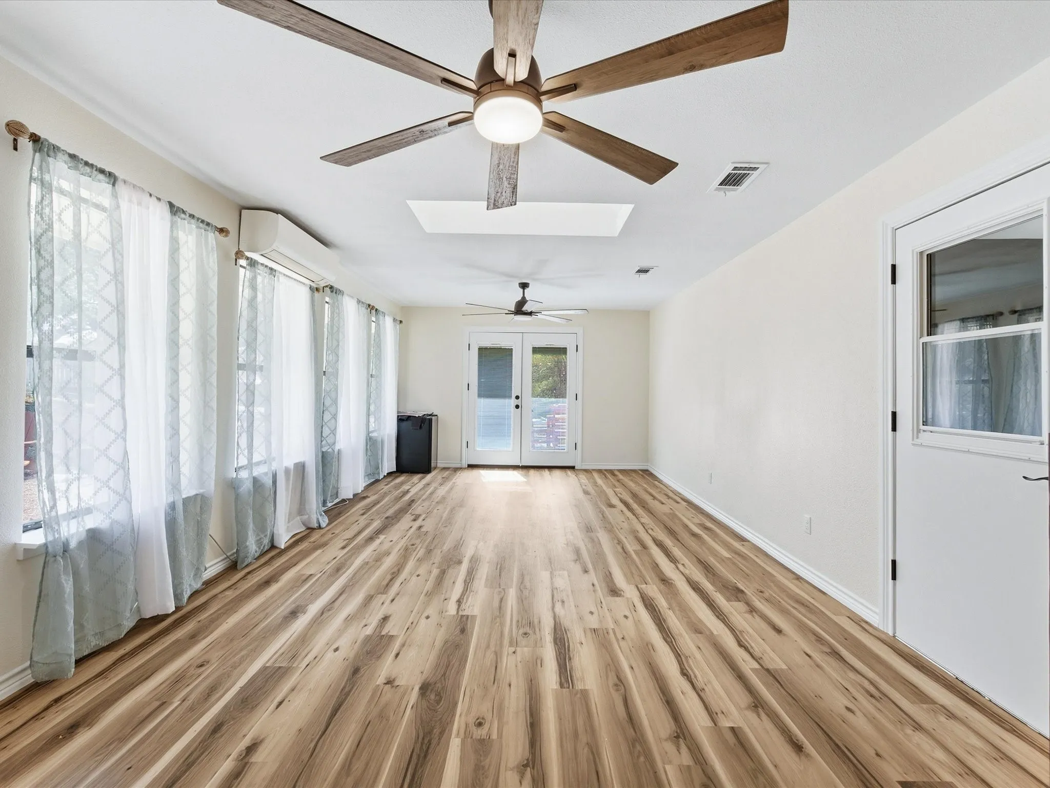 Single Family Residence For Sale in Tarrant County , 8505 Treetop Court, Fort Worth, Texas 76179, 4 Bedroom, 3 Bathroom, 2 Garage spaces, 2,457 Sqft, built in 1977, mls#21391254, Real Estate Agent in Fort Worth, Homes For Sale in Tarrant county, Homes For Sale in Fort Worth, Realtor in Fort Worth Texas, Real Estate Brokerage Independent Realty Texas, Luminita Cordes Realtor