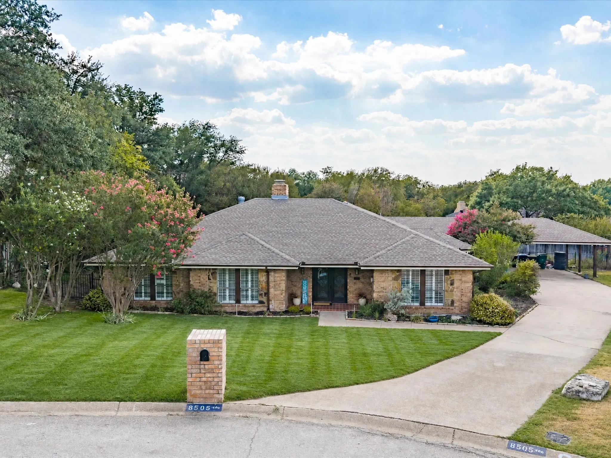 Single Family Residence For Sale in Tarrant County , 8505 Treetop Court, Fort Worth, Texas 76179, 4 Bedroom, 3 Bathroom, 2 Garage spaces, 2,457 Sqft, built in 1977, mls#21391254, Real Estate Agent in Fort Worth, Homes For Sale in Tarrant county, Homes For Sale in Fort Worth, Realtor in Fort Worth Texas, Real Estate Brokerage Independent Realty Texas, Luminita Cordes Realtor
