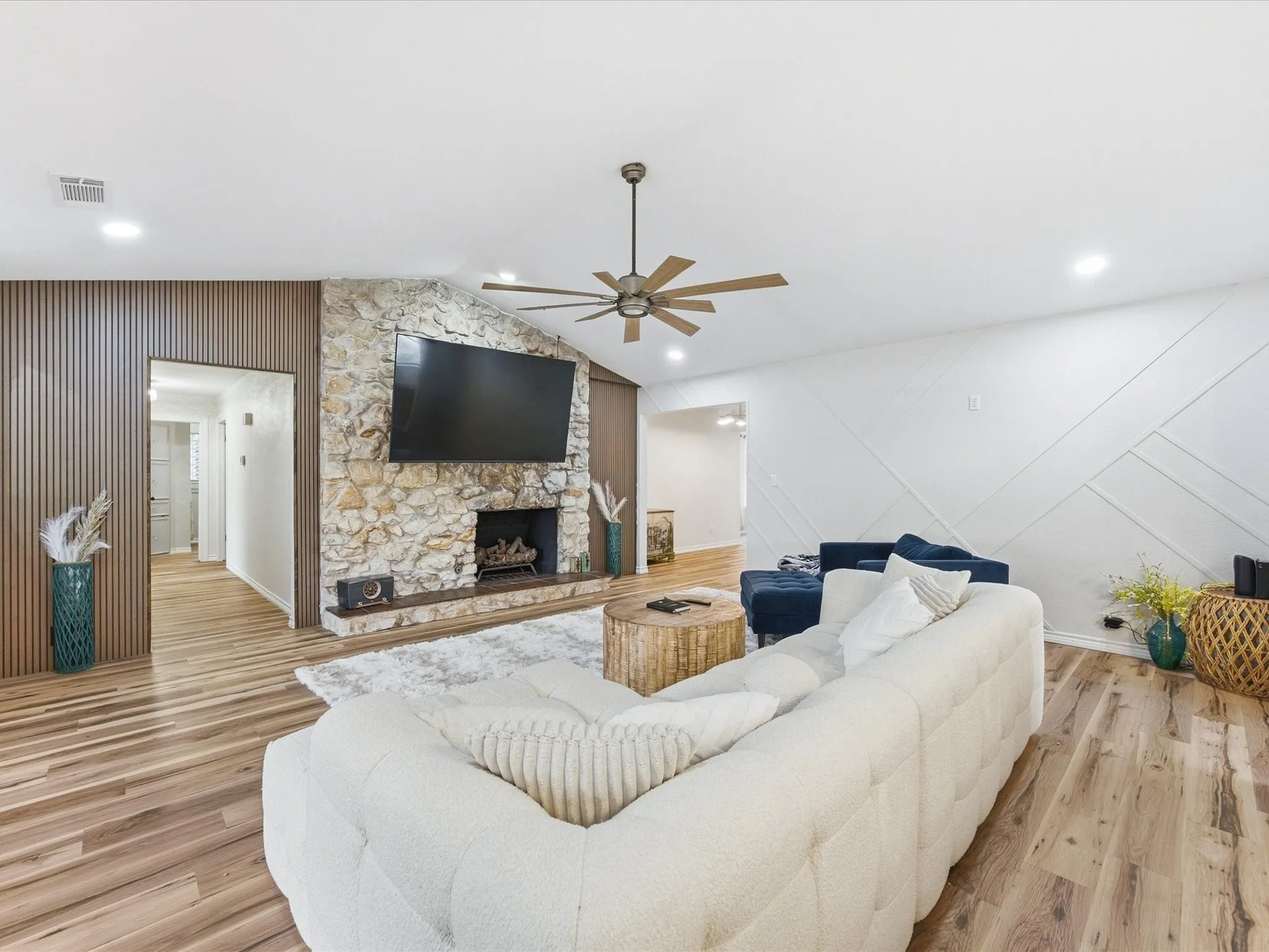 Single Family Residence For Sale in Tarrant County , 8505 Treetop Court, Fort Worth, Texas 76179, 4 Bedroom, 3 Bathroom, 2 Garage spaces, 2,457 Sqft, built in 1977, mls#21391254, Real Estate Agent in Fort Worth, Homes For Sale in Tarrant county, Homes For Sale in Fort Worth, Realtor in Fort Worth Texas, Real Estate Brokerage Independent Realty Texas, Luminita Cordes Realtor