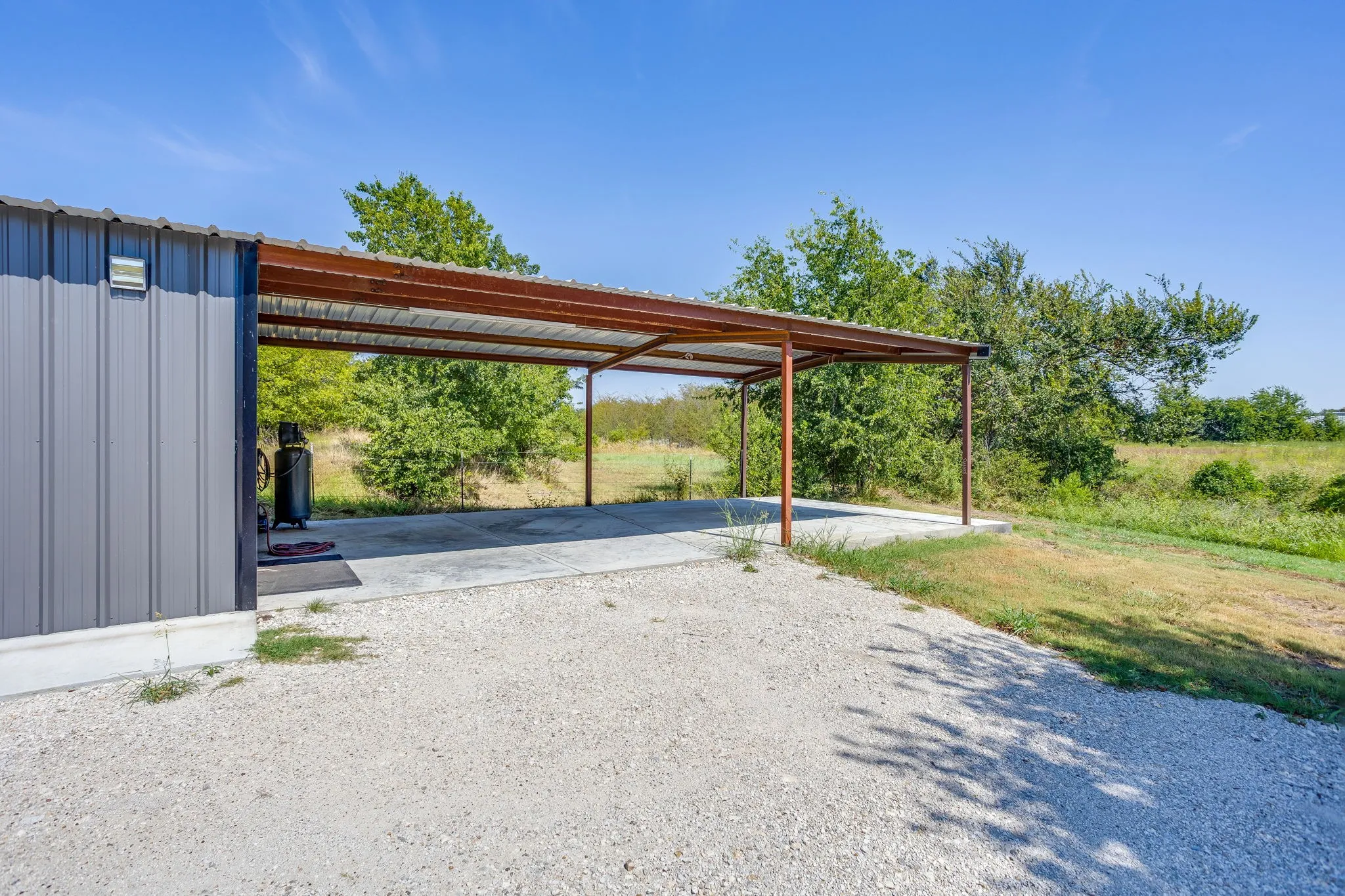 Single Family Residence For Sale in Johnson County , 9210 County Road 1229, Godley, Texas 76044, 2 Bedroom, 1 Bathroom, Garage spaces, 1,200 Sqft, built in 2021, mls#21390785, Real Estate Agent in Godley, Homes For Sale in Johnson county, Homes For Sale in Godley, Realtor in Godley Texas, Real Estate Brokerage Independent Realty Texas, Luminita Cordes Realtor