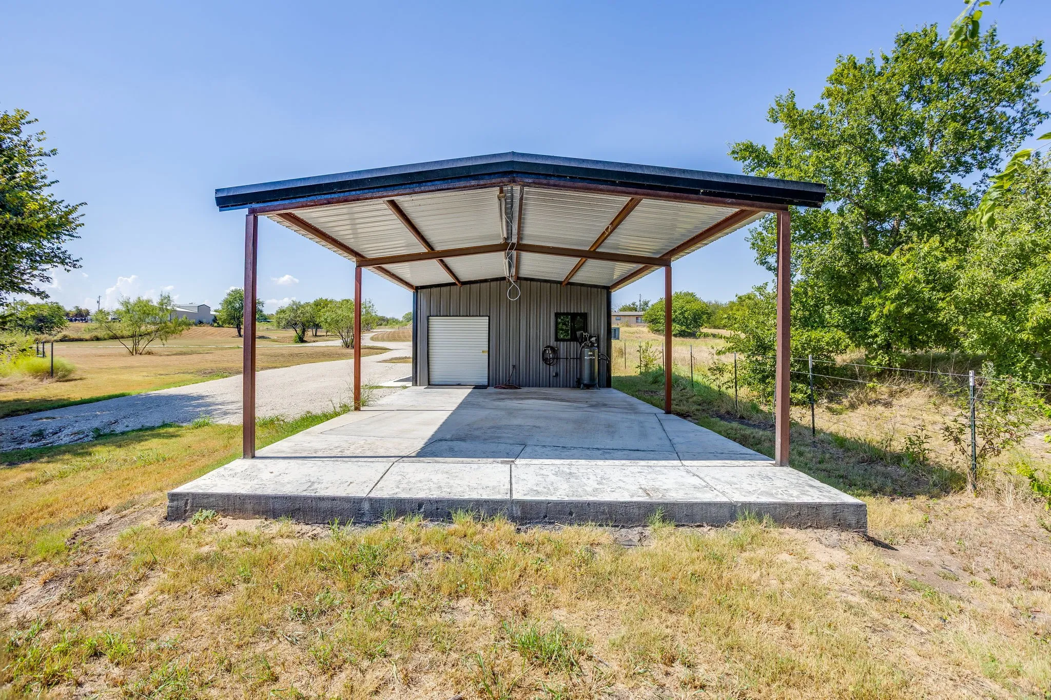 Single Family Residence For Sale in Johnson County , 9210 County Road 1229, Godley, Texas 76044, 2 Bedroom, 1 Bathroom, Garage spaces, 1,200 Sqft, built in 2021, mls#21390785, Real Estate Agent in Godley, Homes For Sale in Johnson county, Homes For Sale in Godley, Realtor in Godley Texas, Real Estate Brokerage Independent Realty Texas, Luminita Cordes Realtor