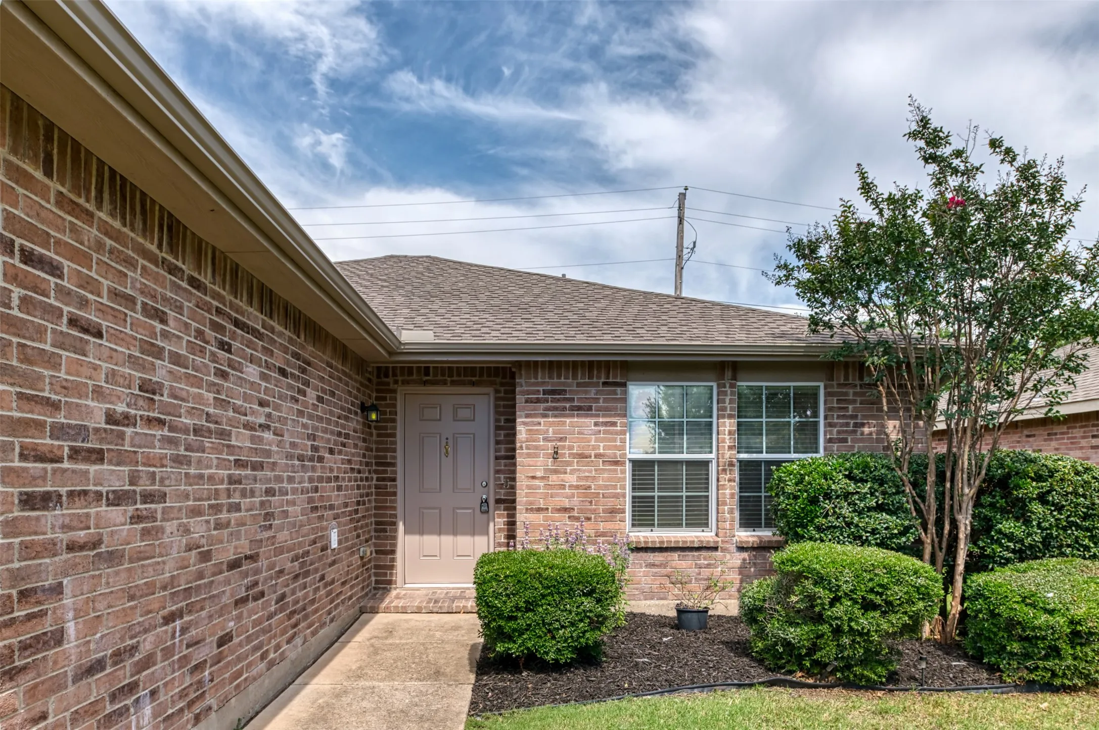 Landscaped yard ready for your green thumb!
