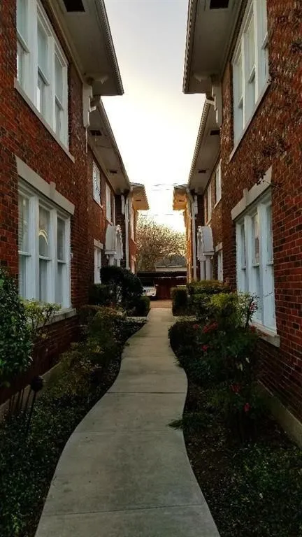 Apartment For Rent in Dallas County , 901 N Bishop Avenue C, Dallas, Texas 75208, 1 Bedroom, 1 Bathroom, Garage spaces, 425 Sqft, built in 1925, mls#21396855, Real Estate Agent in Dallas, Homes For Rent in Dallas county, Homes For Rent in Dallas, Realtor in Dallas Texas, Real Estate Brokerage Independent Realty Texas, Luminita Cordes Realtor