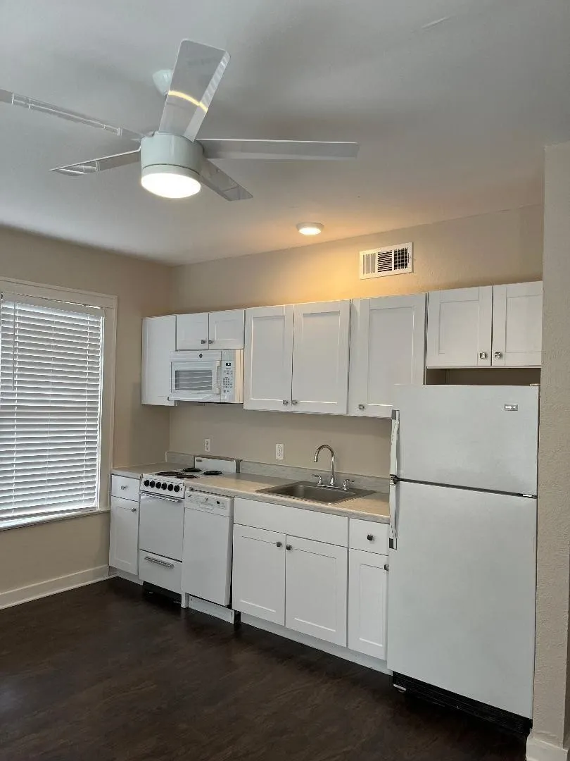 Apartment For Rent in Dallas County , 901 N Bishop Avenue C, Dallas, Texas 75208, 1 Bedroom, 1 Bathroom, Garage spaces, 425 Sqft, built in 1925, mls#21396855, Real Estate Agent in Dallas, Homes For Rent in Dallas county, Homes For Rent in Dallas, Realtor in Dallas Texas, Real Estate Brokerage Independent Realty Texas, Luminita Cordes Realtor