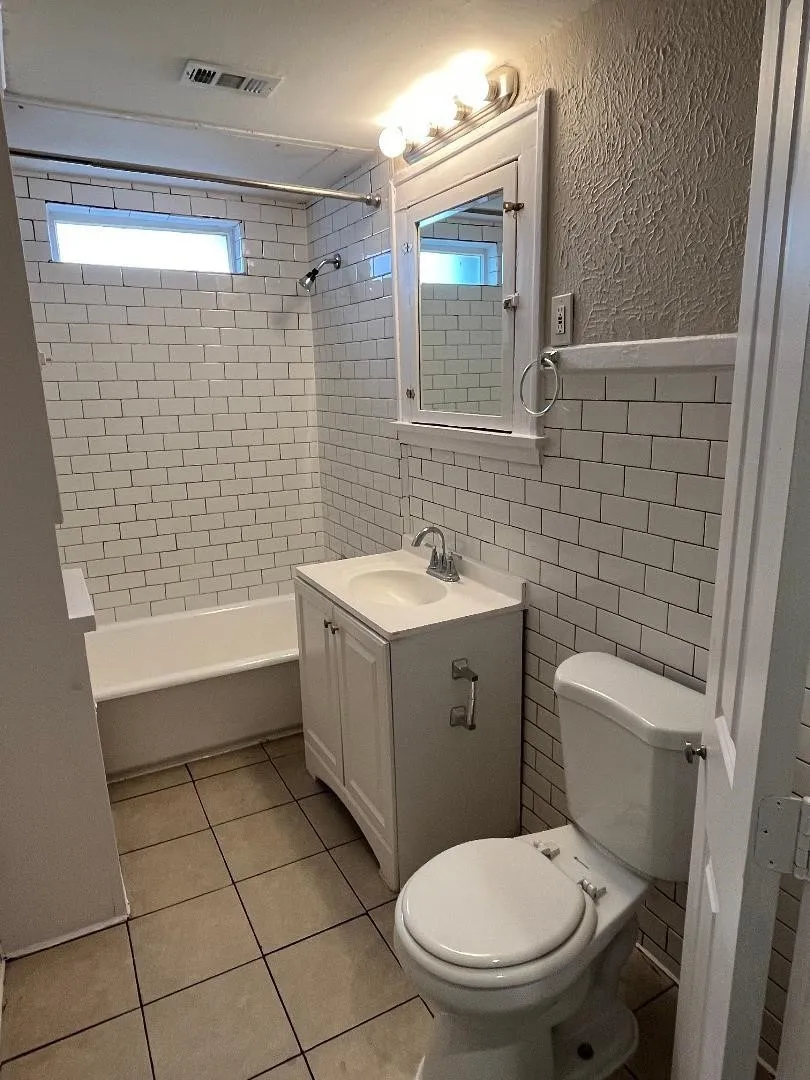 Apartment For Rent in Dallas County , 901 N Bishop Avenue C, Dallas, Texas 75208, 1 Bedroom, 1 Bathroom, Garage spaces, 425 Sqft, built in 1925, mls#21396855, Real Estate Agent in Dallas, Homes For Rent in Dallas county, Homes For Rent in Dallas, Realtor in Dallas Texas, Real Estate Brokerage Independent Realty Texas, Luminita Cordes Realtor