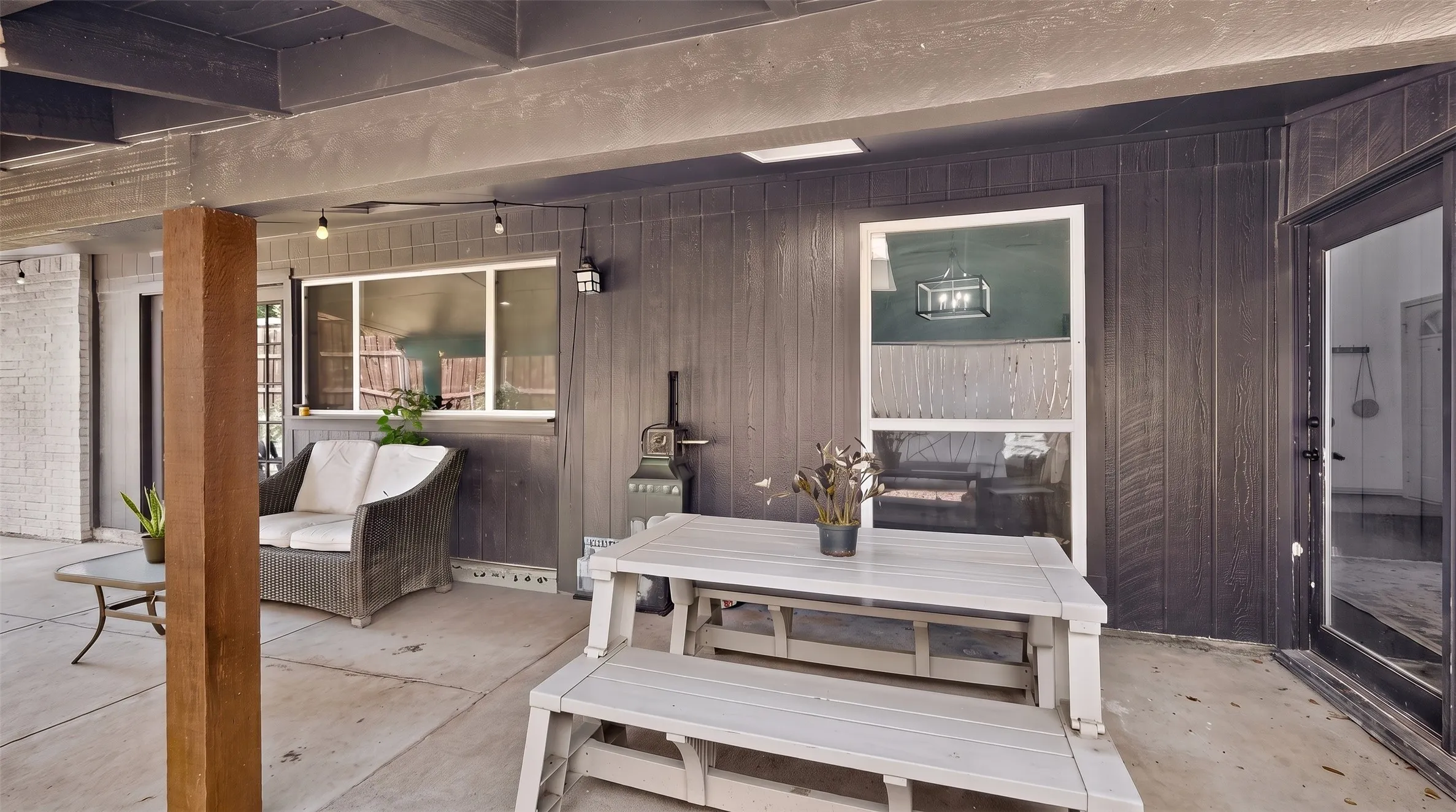 Single Family Residence For Sale in Dallas County , 10854 Villa Haven Drive, Dallas, Texas 75238, 3 Bedroom, 2 Bathroom, 2 Garage spaces, 1,950 Sqft, built in 1974, mls#21396852, Real Estate Agent in Dallas, Homes For Sale in Dallas county, Homes For Sale in Dallas, Realtor in Dallas Texas, Real Estate Brokerage Independent Realty Texas, Luminita Cordes Realtor
