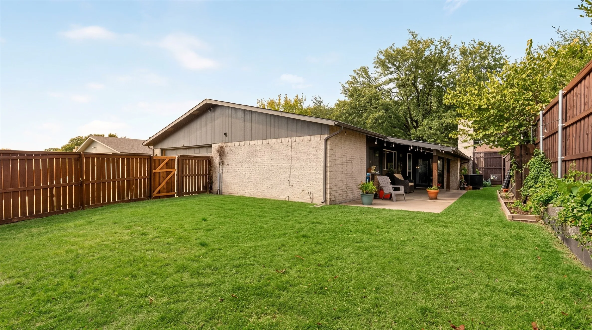 Single Family Residence For Sale in Dallas County , 10854 Villa Haven Drive, Dallas, Texas 75238, 3 Bedroom, 2 Bathroom, 2 Garage spaces, 1,950 Sqft, built in 1974, mls#21396852, Real Estate Agent in Dallas, Homes For Sale in Dallas county, Homes For Sale in Dallas, Realtor in Dallas Texas, Real Estate Brokerage Independent Realty Texas, Luminita Cordes Realtor