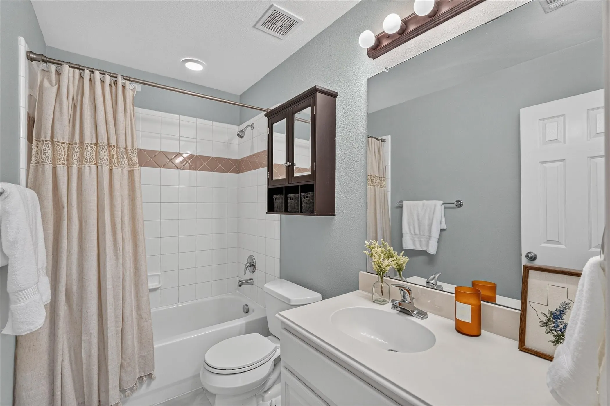Single Family Residence For Sale in Kaufman County , 10418 Fireside Lane, Forney, Texas 75126, 3 Bedroom, 2 Bathroom, 2 Garage spaces, 1,818 Sqft, built in 2005, mls#21396851, Real Estate Agent in Forney, Homes For Sale in Kaufman county, Homes For Sale in Forney, Realtor in Forney Texas, Real Estate Brokerage Independent Realty Texas, Luminita Cordes Realtor