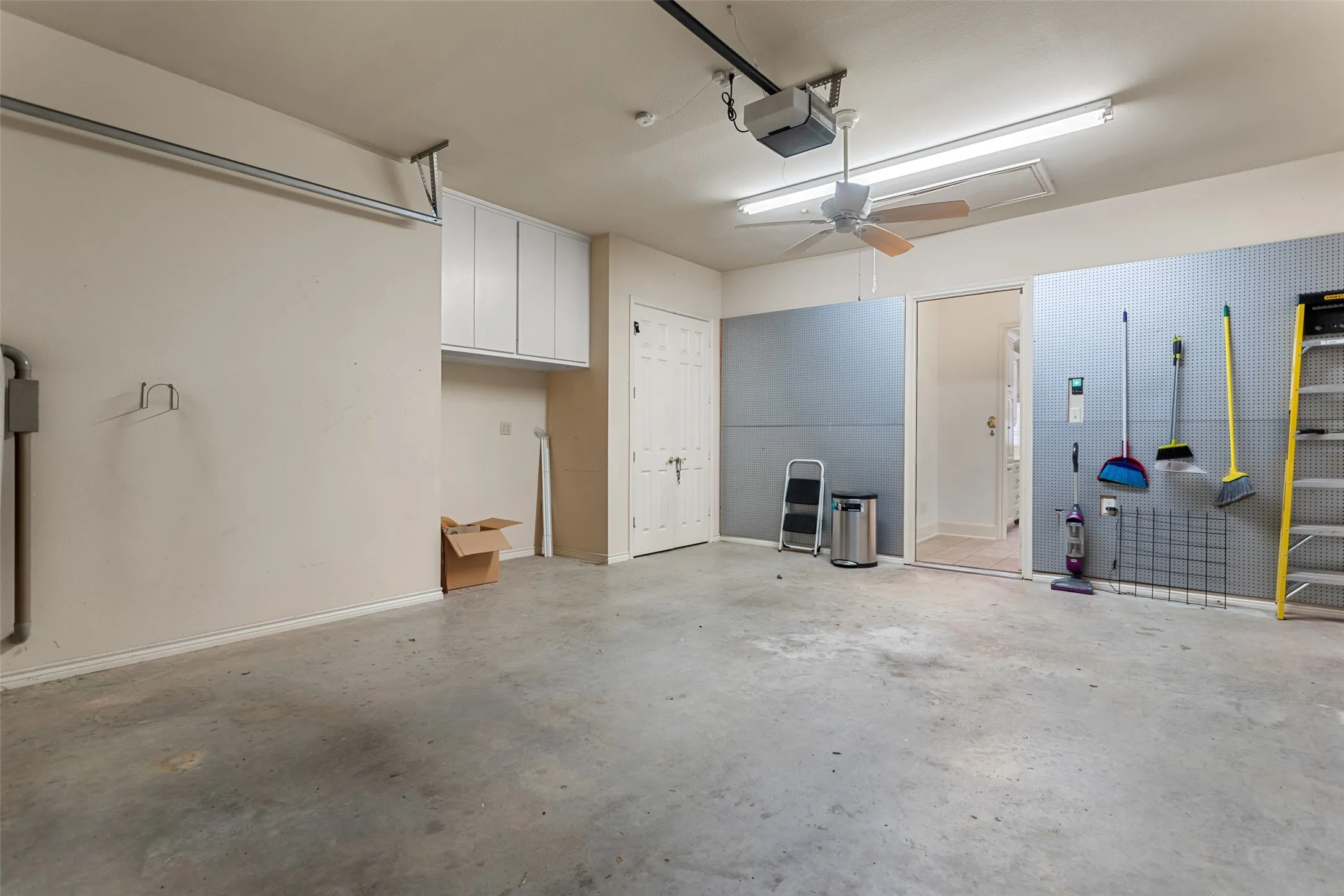 Condominium For Sale in Smith County , 2306 Homestead Lane, Tyler, Texas 75701, 3 Bedroom, 2 Bathroom, 2 Garage spaces, 1,665 Sqft, built in 2000, mls#21396857, Real Estate Agent in Tyler, Homes For Sale in Smith county, Homes For Sale in Tyler, Realtor in Tyler Texas, Real Estate Brokerage Independent Realty Texas, Luminita Cordes Realtor