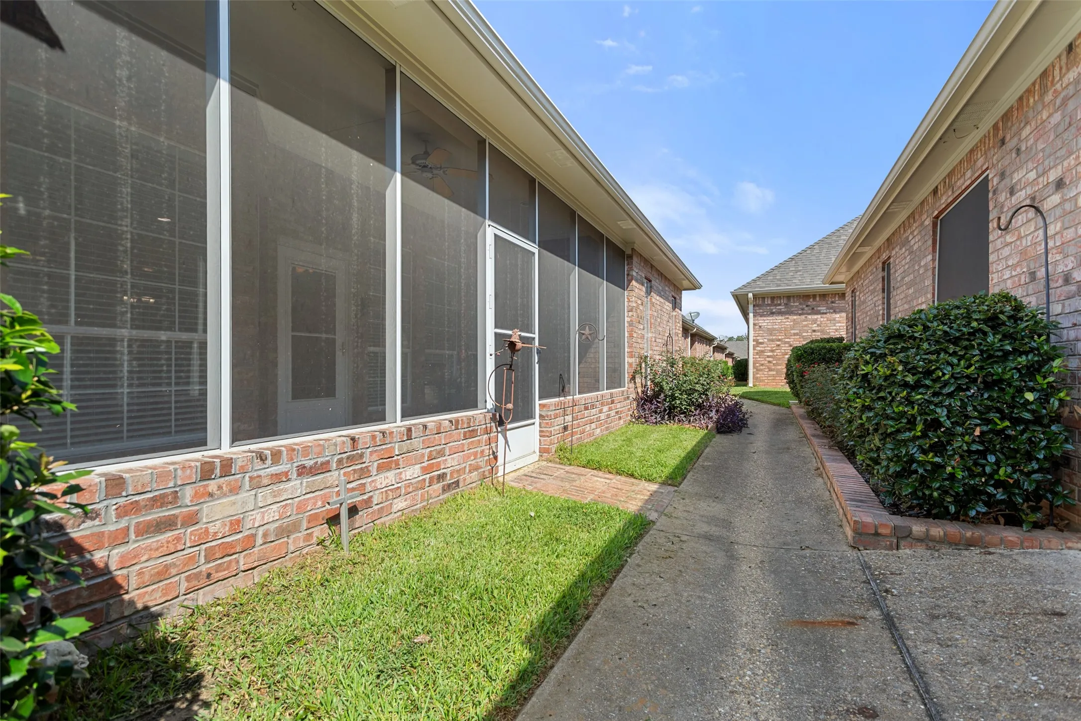 Condominium For Sale in Smith County , 2306 Homestead Lane, Tyler, Texas 75701, 3 Bedroom, 2 Bathroom, 2 Garage spaces, 1,665 Sqft, built in 2000, mls#21396857, Real Estate Agent in Tyler, Homes For Sale in Smith county, Homes For Sale in Tyler, Realtor in Tyler Texas, Real Estate Brokerage Independent Realty Texas, Luminita Cordes Realtor