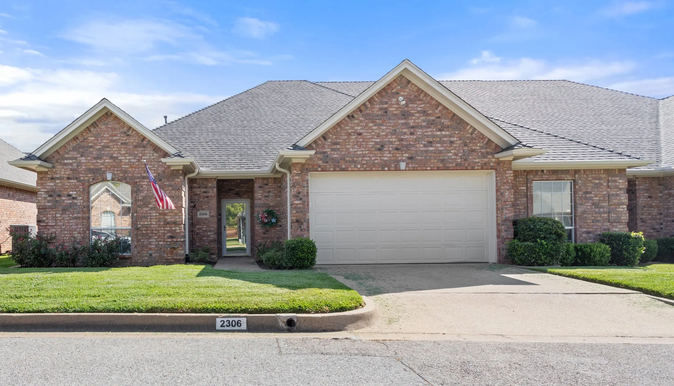 Condominium For Sale in Smith County , 2306 Homestead Lane, Tyler, Texas 75701, 3 Bedroom, 2 Bathroom, 2 Garage spaces, 1,665 Sqft, built in 2000, mls#21396857, Real Estate Agent in Tyler, Homes For Sale in Smith county, Homes For Sale in Tyler, Realtor in Tyler Texas, Real Estate Brokerage Independent Realty Texas, Luminita Cordes Realtor