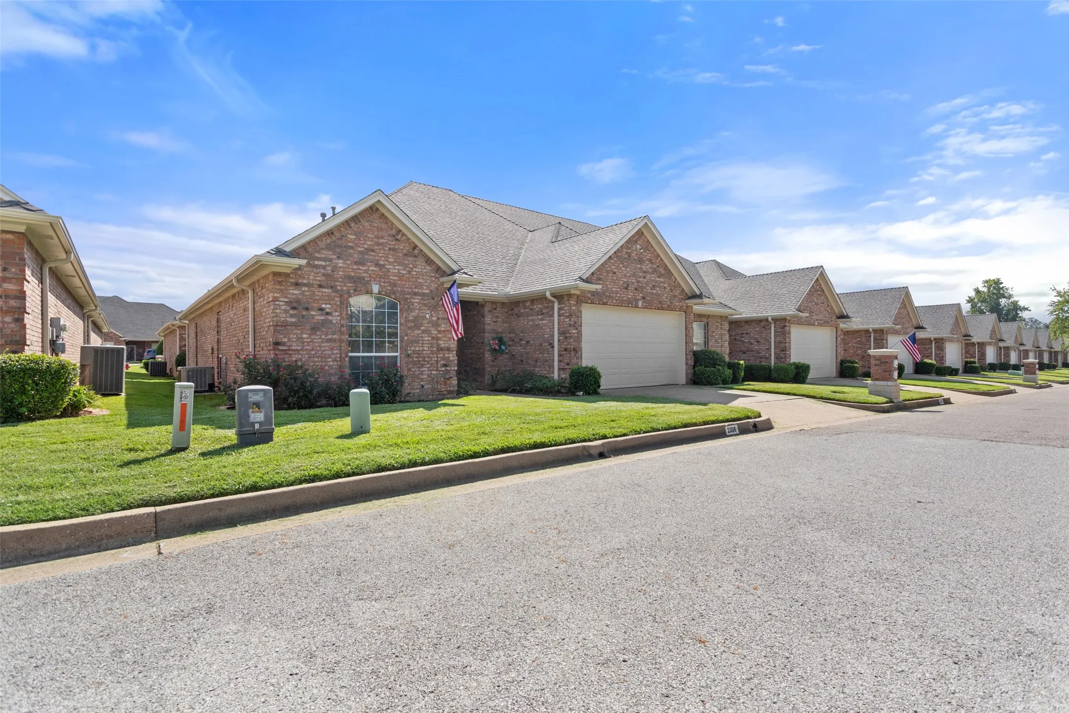 Condominium For Sale in Smith County , 2306 Homestead Lane, Tyler, Texas 75701, 3 Bedroom, 2 Bathroom, 2 Garage spaces, 1,665 Sqft, built in 2000, mls#21396857, Real Estate Agent in Tyler, Homes For Sale in Smith county, Homes For Sale in Tyler, Realtor in Tyler Texas, Real Estate Brokerage Independent Realty Texas, Luminita Cordes Realtor