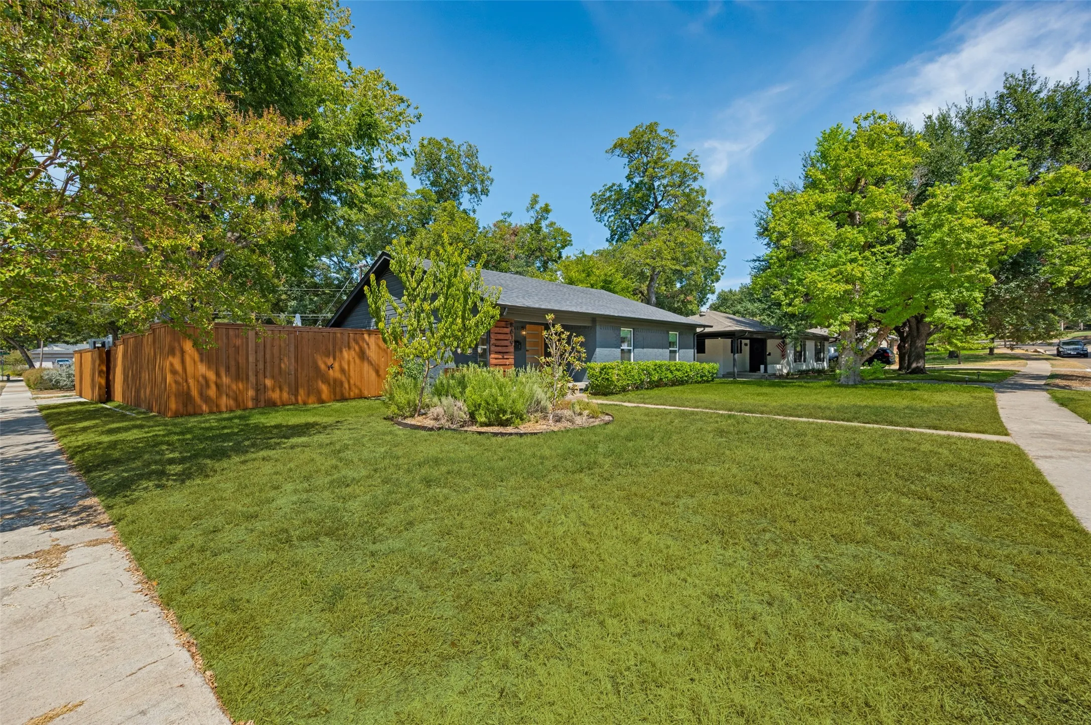 Single Family Residence For Sale in Dallas County , 8619 Westglen Drive, Dallas, Texas 75228, 3 Bedroom, 2 Bathroom, 2 Garage spaces, 1,505 Sqft, built in 1954, mls#21396865, Real Estate Agent in Dallas, Homes For Sale in Dallas county, Homes For Sale in Dallas, Realtor in Dallas Texas, Real Estate Brokerage Independent Realty Texas, Luminita Cordes Realtor