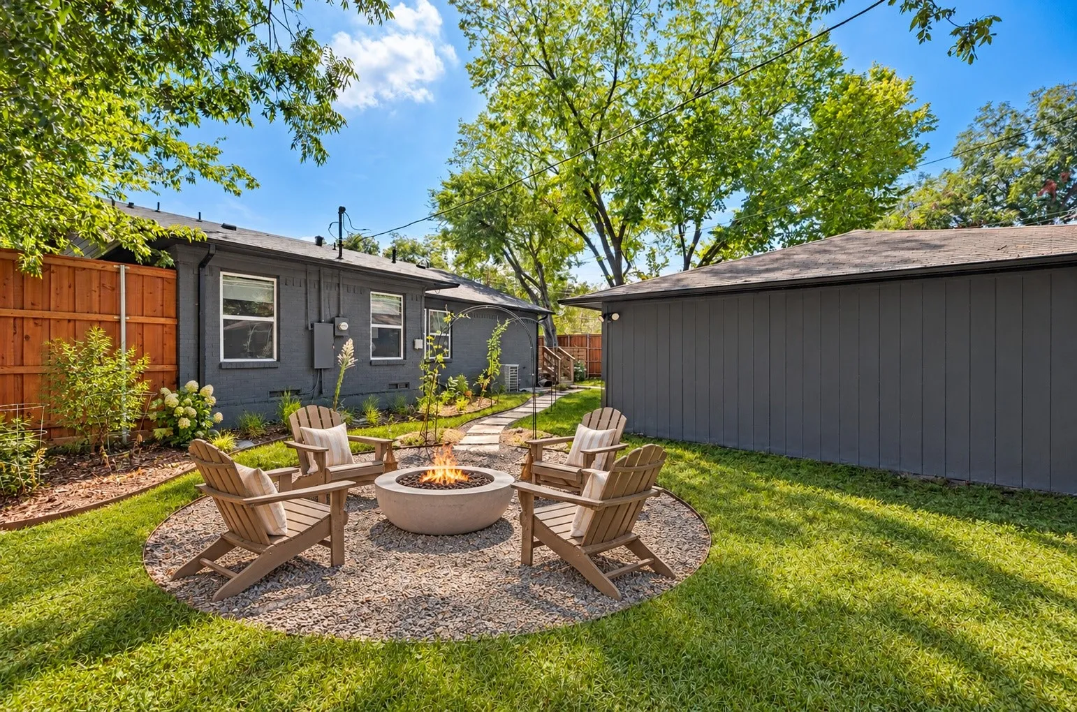 Single Family Residence For Sale in Dallas County , 8619 Westglen Drive, Dallas, Texas 75228, 3 Bedroom, 2 Bathroom, 2 Garage spaces, 1,505 Sqft, built in 1954, mls#21396865, Real Estate Agent in Dallas, Homes For Sale in Dallas county, Homes For Sale in Dallas, Realtor in Dallas Texas, Real Estate Brokerage Independent Realty Texas, Luminita Cordes Realtor