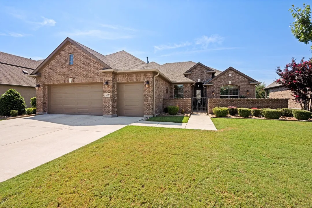 Single Family Residence For Sale in Denton County , 12509 Lockhart Drive, Denton, Texas 76207, 2 Bedroom, 2 Bathroom, 3 Garage spaces, 2,204 Sqft, built in 2020, mls#21395093, Real Estate Agent in Denton, Homes For Sale in Denton county, Homes For Sale in Denton, Realtor in Denton Texas, Real Estate Brokerage Independent Realty Texas, Luminita Cordes Realtor
