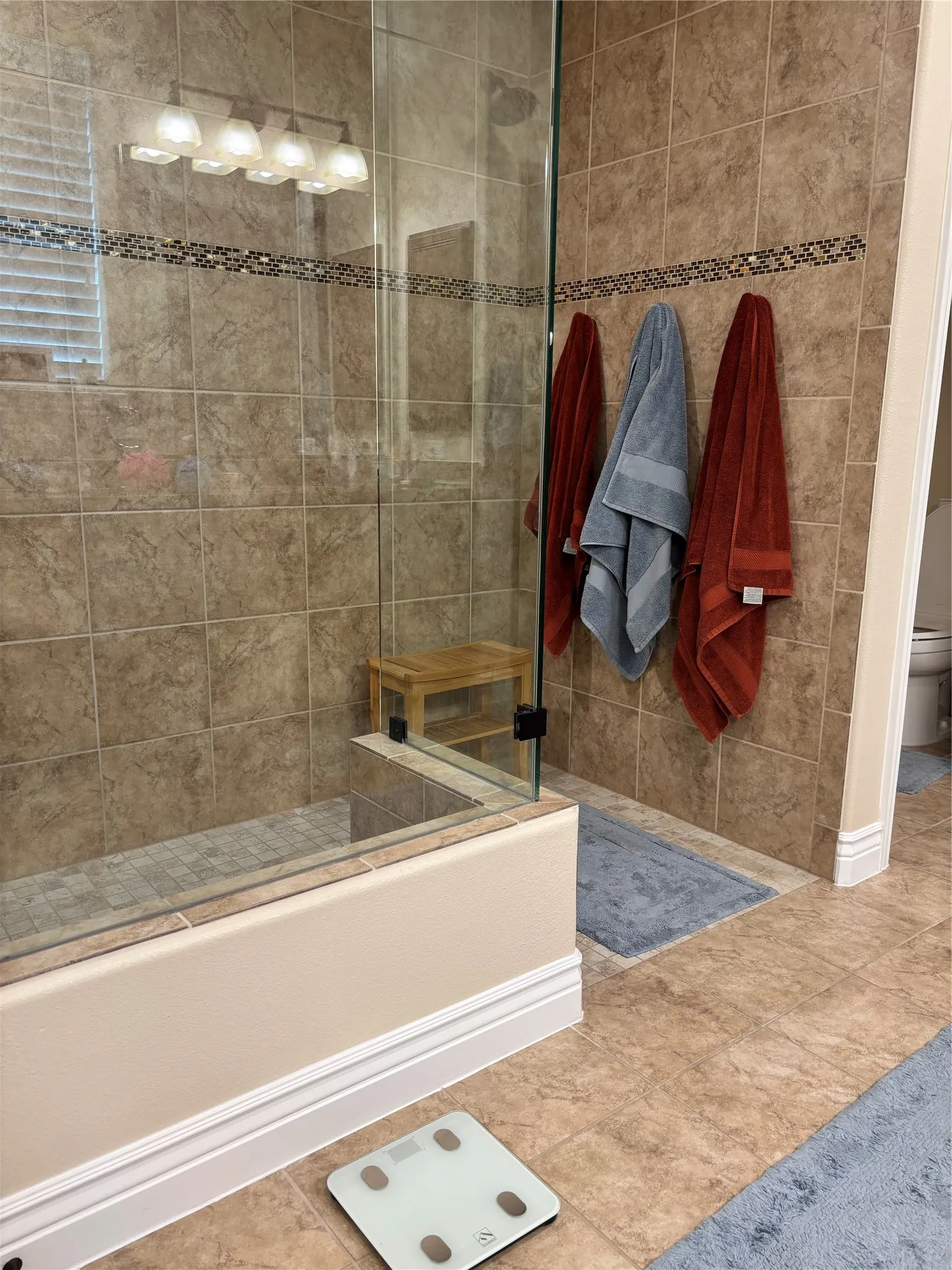 CURBLESS shower entry and towel hooks