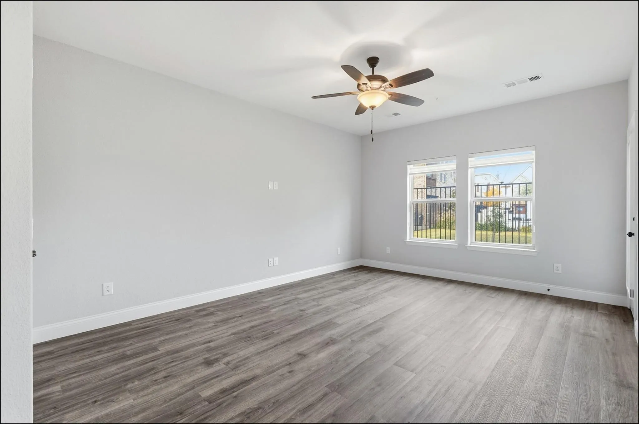 Townhouse For Rent in Denton County , 555 Waterloo Drive, Lewisville, Texas 75067, 3 Bedroom, 3 Bathroom, 2 Garage spaces, 2,000 Sqft, built in 2016, mls#21392409, Real Estate Agent in Lewisville, Homes For Rent in Denton county, Homes For Rent in Lewisville, Realtor in Lewisville Texas, Real Estate Brokerage Independent Realty Texas, Luminita Cordes Realtor