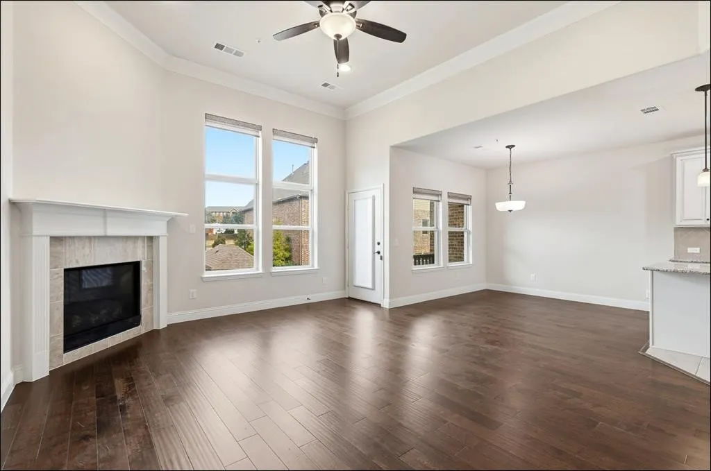 Townhouse For Rent in Denton County , 555 Waterloo Drive, Lewisville, Texas 75067, 3 Bedroom, 3 Bathroom, 2 Garage spaces, 2,000 Sqft, built in 2016, mls#21392409, Real Estate Agent in Lewisville, Homes For Rent in Denton county, Homes For Rent in Lewisville, Realtor in Lewisville Texas, Real Estate Brokerage Independent Realty Texas, Luminita Cordes Realtor