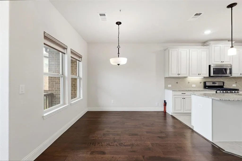Townhouse For Rent in Denton County , 555 Waterloo Drive, Lewisville, Texas 75067, 3 Bedroom, 3 Bathroom, 2 Garage spaces, 2,000 Sqft, built in 2016, mls#21392409, Real Estate Agent in Lewisville, Homes For Rent in Denton county, Homes For Rent in Lewisville, Realtor in Lewisville Texas, Real Estate Brokerage Independent Realty Texas, Luminita Cordes Realtor