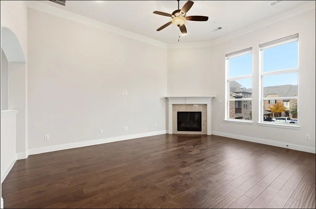 Townhouse For Rent in Denton County , 555 Waterloo Drive, Lewisville, Texas 75067, 3 Bedroom, 3 Bathroom, 2 Garage spaces, 2,000 Sqft, built in 2016, mls#21392409, Real Estate Agent in Lewisville, Homes For Rent in Denton county, Homes For Rent in Lewisville, Realtor in Lewisville Texas, Real Estate Brokerage Independent Realty Texas, Luminita Cordes Realtor