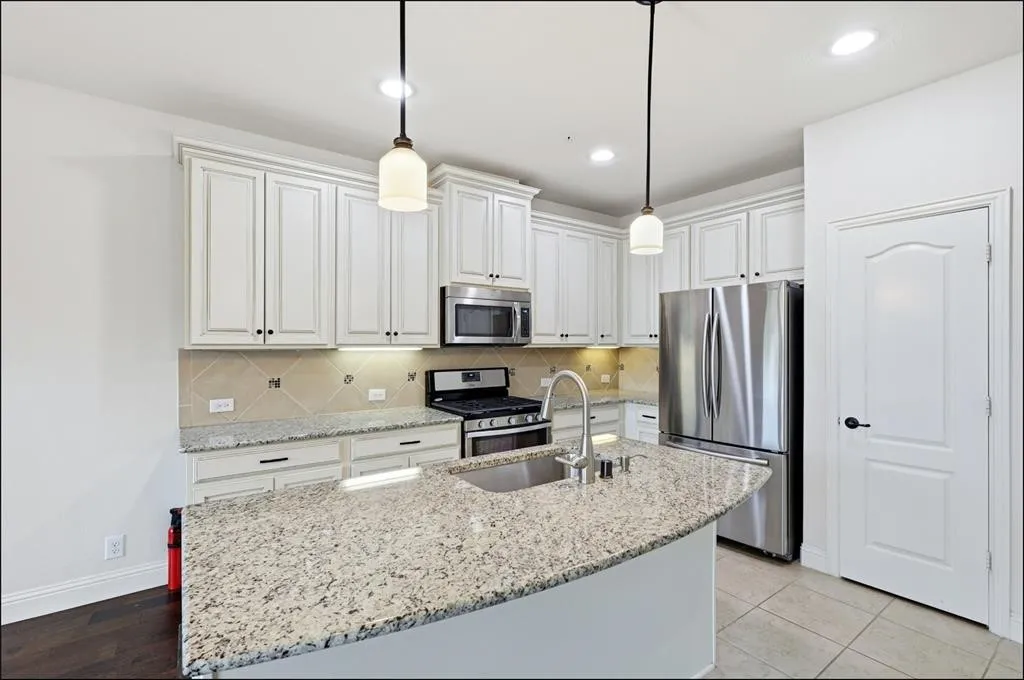 Townhouse For Rent in Denton County , 555 Waterloo Drive, Lewisville, Texas 75067, 3 Bedroom, 3 Bathroom, 2 Garage spaces, 2,000 Sqft, built in 2016, mls#21392409, Real Estate Agent in Lewisville, Homes For Rent in Denton county, Homes For Rent in Lewisville, Realtor in Lewisville Texas, Real Estate Brokerage Independent Realty Texas, Luminita Cordes Realtor