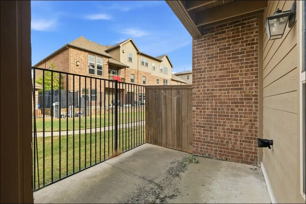 Townhouse For Rent in Denton County , 555 Waterloo Drive, Lewisville, Texas 75067, 3 Bedroom, 3 Bathroom, 2 Garage spaces, 2,000 Sqft, built in 2016, mls#21392409, Real Estate Agent in Lewisville, Homes For Rent in Denton county, Homes For Rent in Lewisville, Realtor in Lewisville Texas, Real Estate Brokerage Independent Realty Texas, Luminita Cordes Realtor