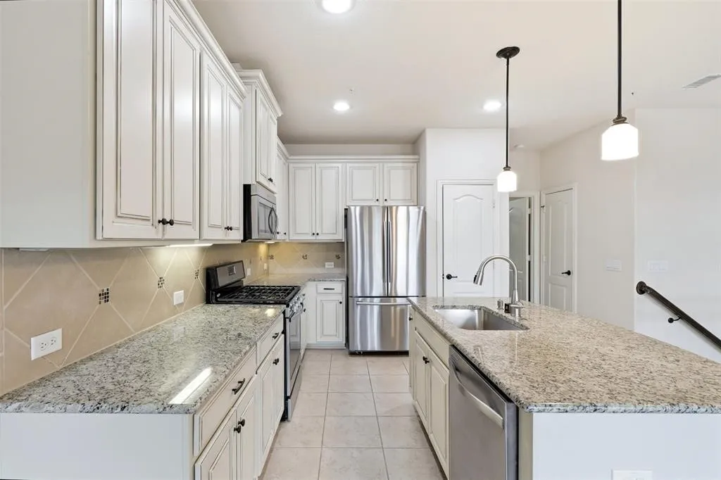 Townhouse For Rent in Denton County , 555 Waterloo Drive, Lewisville, Texas 75067, 3 Bedroom, 3 Bathroom, 2 Garage spaces, 2,000 Sqft, built in 2016, mls#21392409, Real Estate Agent in Lewisville, Homes For Rent in Denton county, Homes For Rent in Lewisville, Realtor in Lewisville Texas, Real Estate Brokerage Independent Realty Texas, Luminita Cordes Realtor