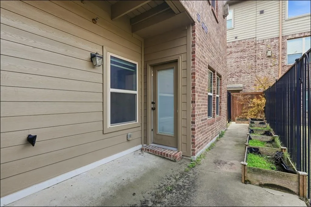 Townhouse For Rent in Denton County , 555 Waterloo Drive, Lewisville, Texas 75067, 3 Bedroom, 3 Bathroom, 2 Garage spaces, 2,000 Sqft, built in 2016, mls#21392409, Real Estate Agent in Lewisville, Homes For Rent in Denton county, Homes For Rent in Lewisville, Realtor in Lewisville Texas, Real Estate Brokerage Independent Realty Texas, Luminita Cordes Realtor
