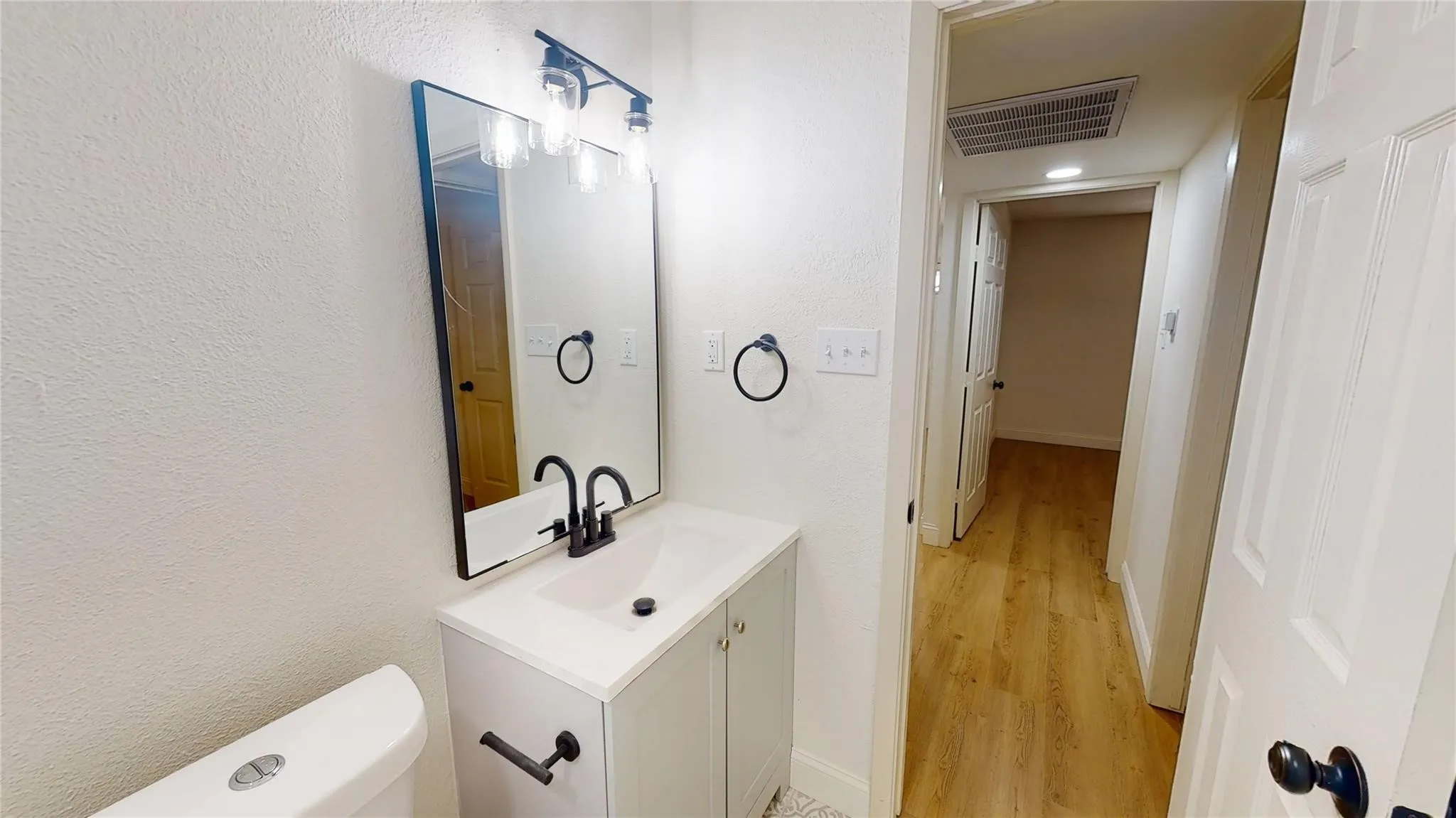 Apartment For Rent in Johnson County , 614 W Heard Street 12, Cleburne, Texas 76033, 2 Bedroom, 1 Bathroom, Garage spaces, 695 Sqft, built in 1985, mls#21396879, Real Estate Agent in Cleburne, Homes For Rent in Johnson county, Homes For Rent in Cleburne, Realtor in Cleburne Texas, Real Estate Brokerage Independent Realty Texas, Luminita Cordes Realtor