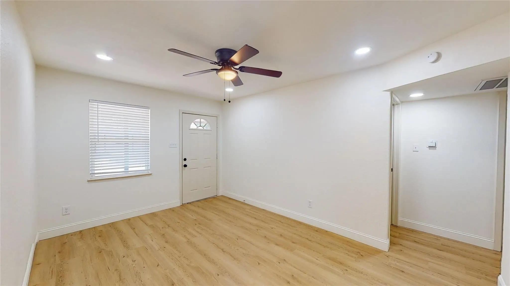 Apartment For Rent in Johnson County , 614 W Heard Street 12, Cleburne, Texas 76033, 2 Bedroom, 1 Bathroom, Garage spaces, 695 Sqft, built in 1985, mls#21396879, Real Estate Agent in Cleburne, Homes For Rent in Johnson county, Homes For Rent in Cleburne, Realtor in Cleburne Texas, Real Estate Brokerage Independent Realty Texas, Luminita Cordes Realtor