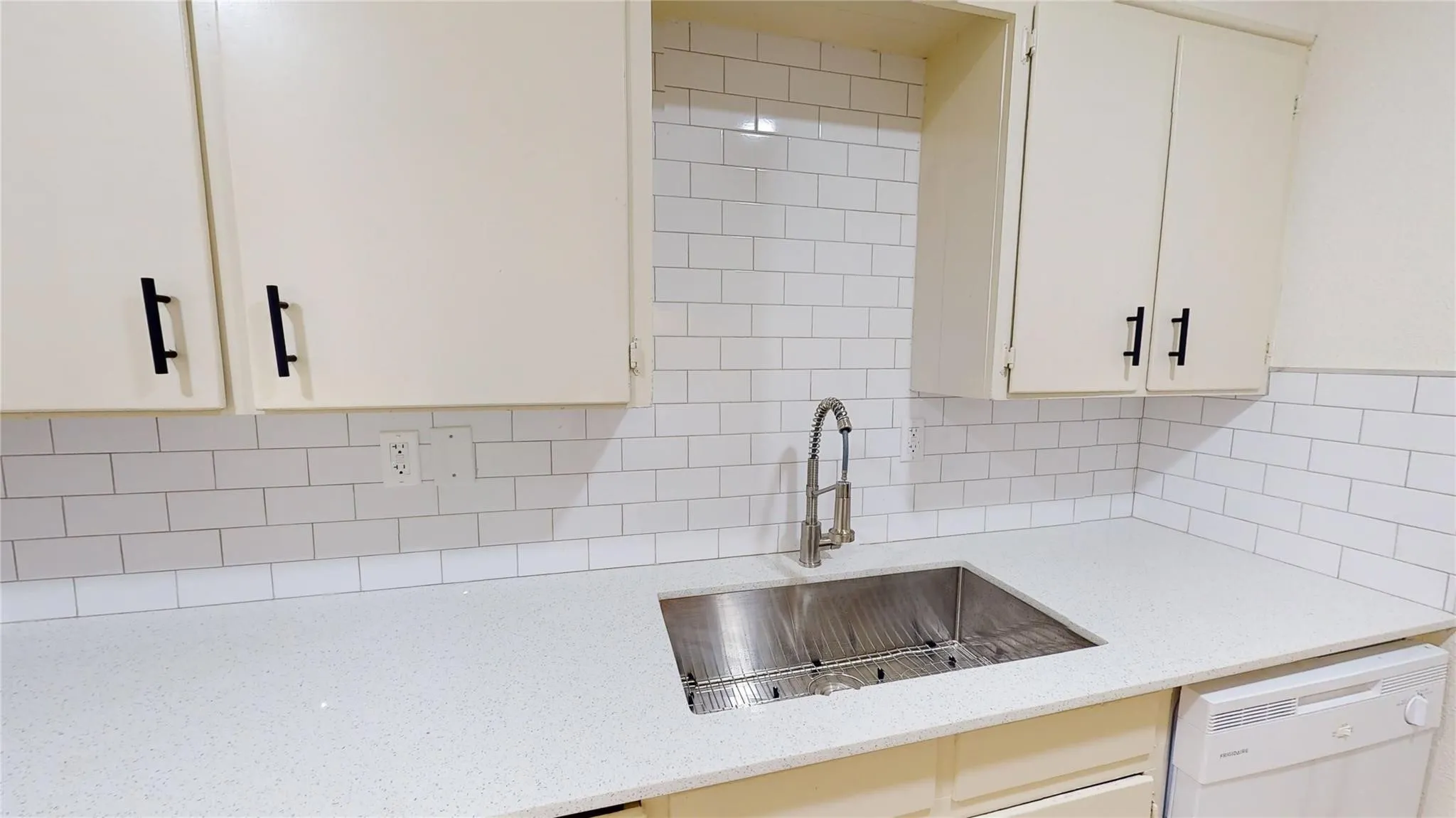 Apartment For Rent in Johnson County , 614 W Heard Street 12, Cleburne, Texas 76033, 2 Bedroom, 1 Bathroom, Garage spaces, 695 Sqft, built in 1985, mls#21396879, Real Estate Agent in Cleburne, Homes For Rent in Johnson county, Homes For Rent in Cleburne, Realtor in Cleburne Texas, Real Estate Brokerage Independent Realty Texas, Luminita Cordes Realtor