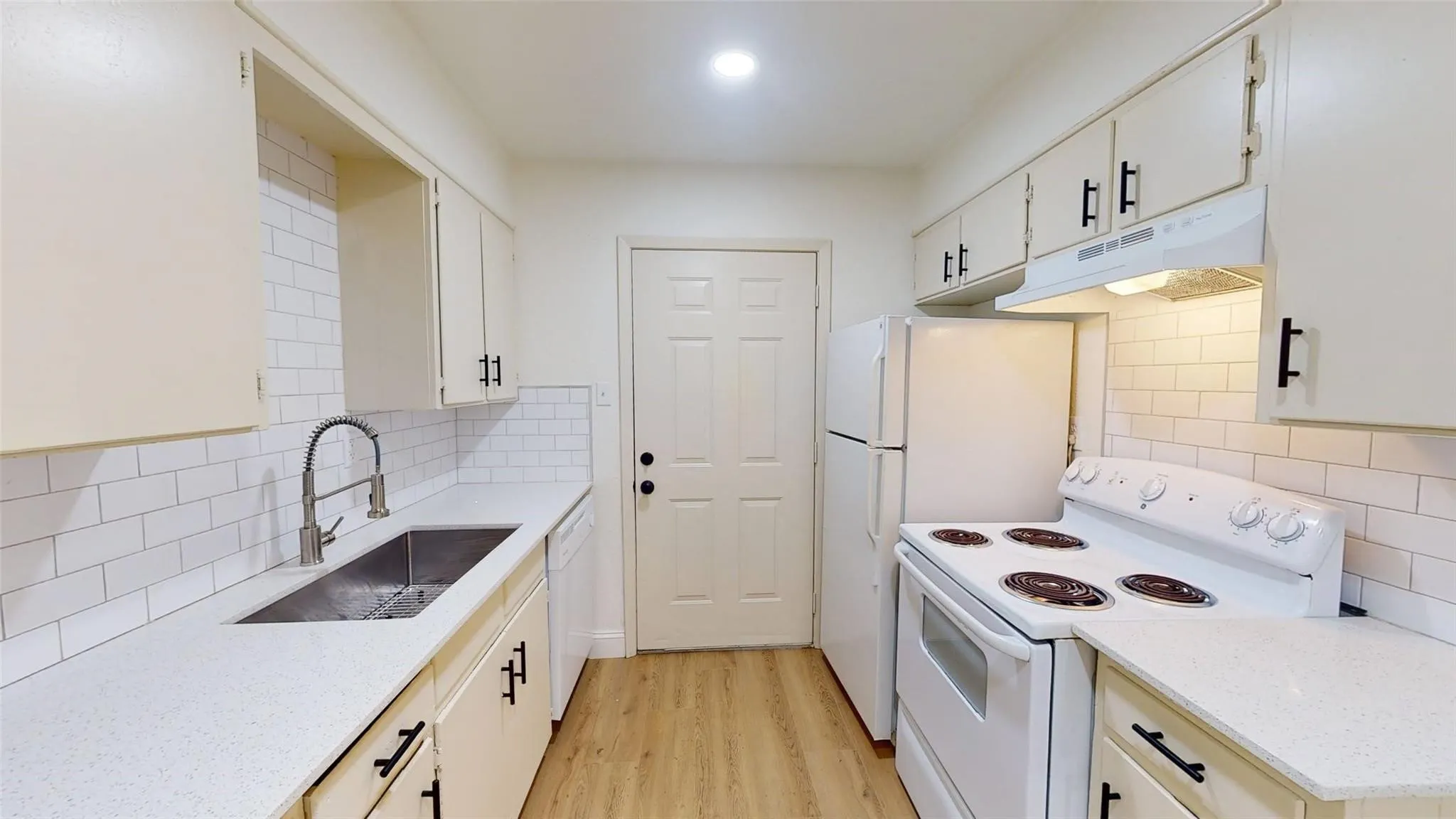 Apartment For Rent in Johnson County , 614 W Heard Street 12, Cleburne, Texas 76033, 2 Bedroom, 1 Bathroom, Garage spaces, 695 Sqft, built in 1985, mls#21396879, Real Estate Agent in Cleburne, Homes For Rent in Johnson county, Homes For Rent in Cleburne, Realtor in Cleburne Texas, Real Estate Brokerage Independent Realty Texas, Luminita Cordes Realtor