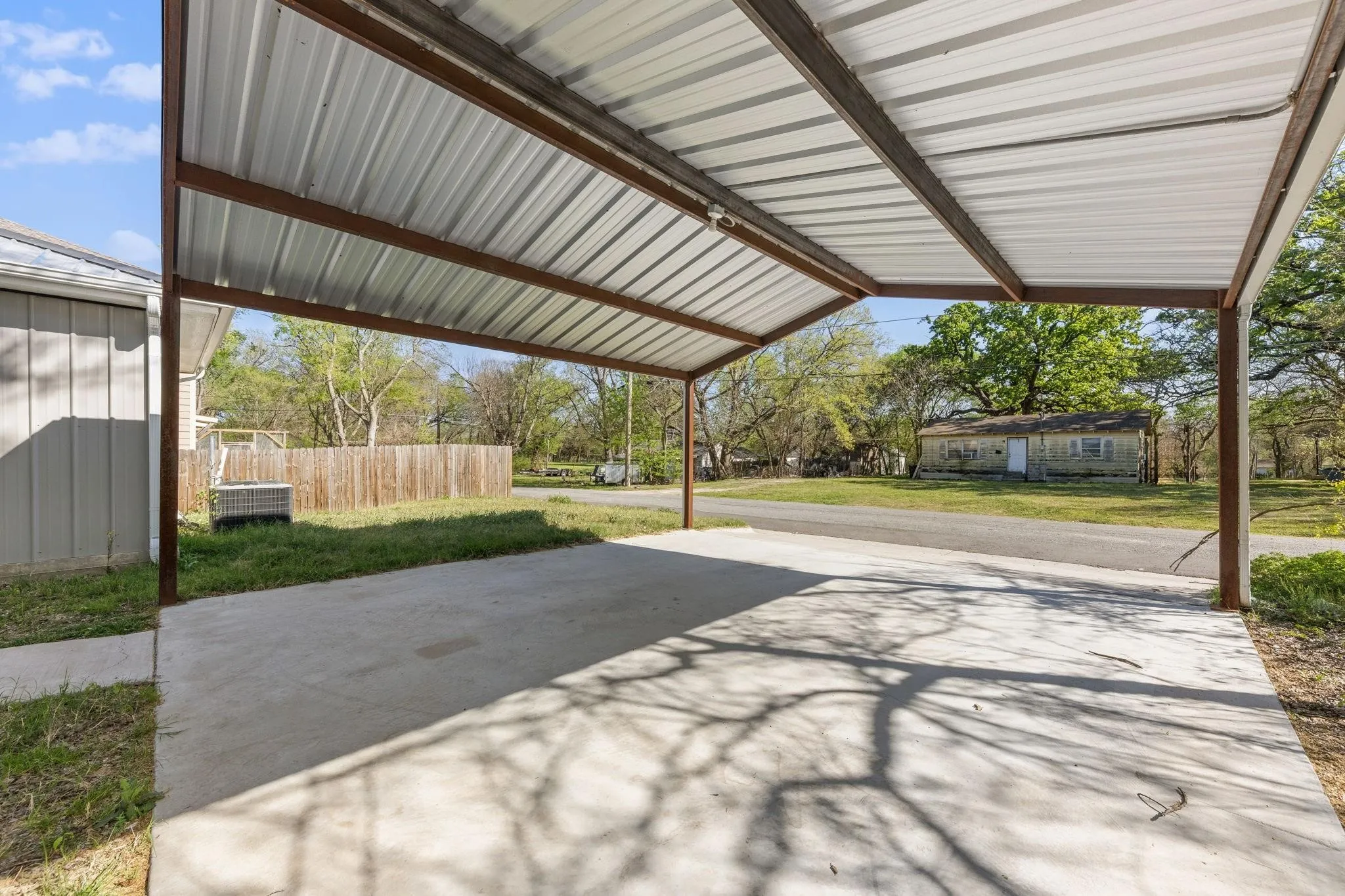 Single Family Residence For Sale in Fannin County , 805 S 4th Street, Bonham, Texas 75418, 3 Bedroom, 2 Bathroom, Garage spaces, 1,301 Sqft, built in 2022, mls#21395486, Real Estate Agent in Bonham, Homes For Sale in Fannin county, Homes For Sale in Bonham, Realtor in Bonham Texas, Real Estate Brokerage Independent Realty Texas, Luminita Cordes Realtor