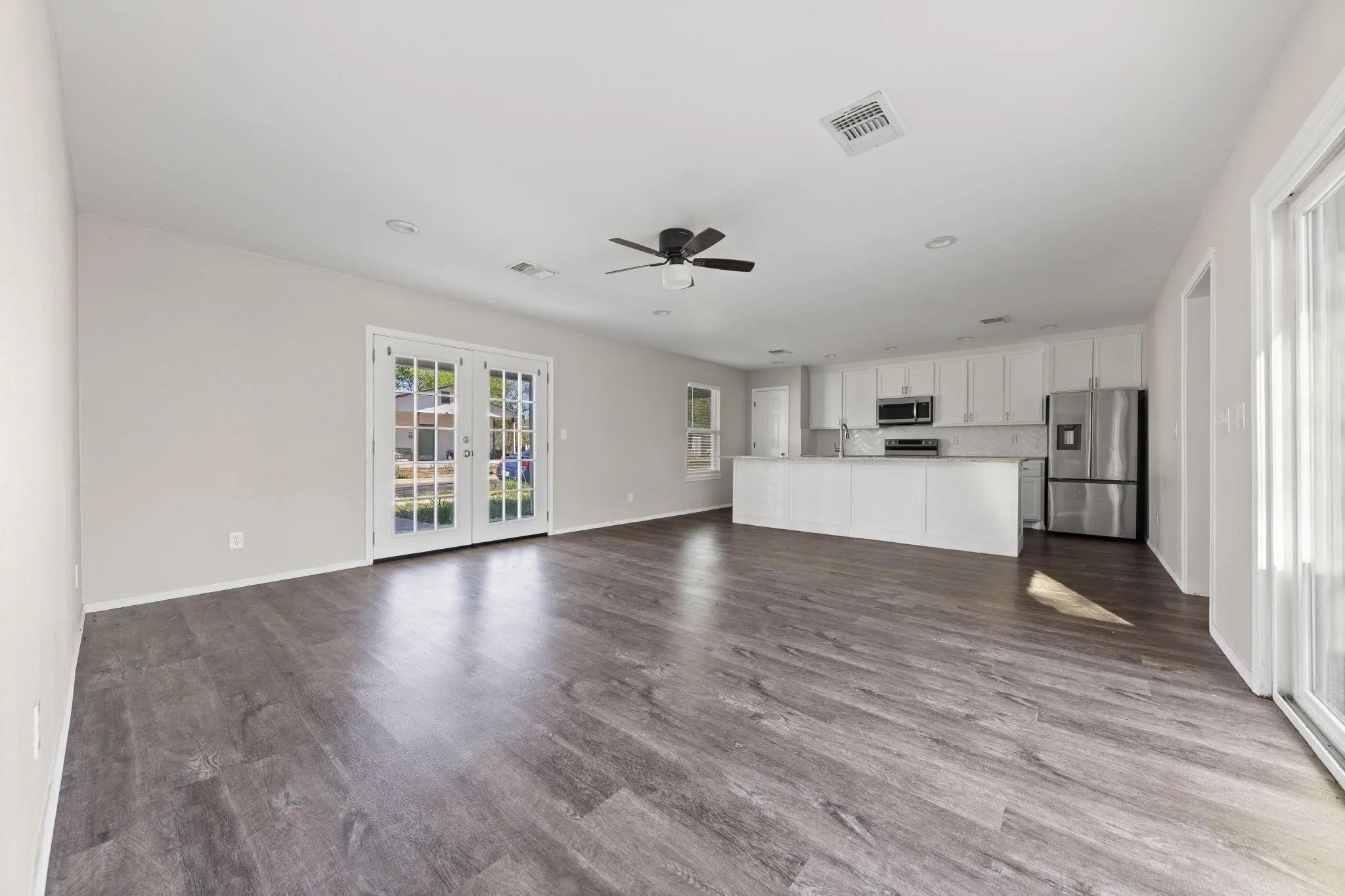 Single Family Residence For Sale in Fannin County , 805 S 4th Street, Bonham, Texas 75418, 3 Bedroom, 2 Bathroom, Garage spaces, 1,301 Sqft, built in 2022, mls#21395486, Real Estate Agent in Bonham, Homes For Sale in Fannin county, Homes For Sale in Bonham, Realtor in Bonham Texas, Real Estate Brokerage Independent Realty Texas, Luminita Cordes Realtor