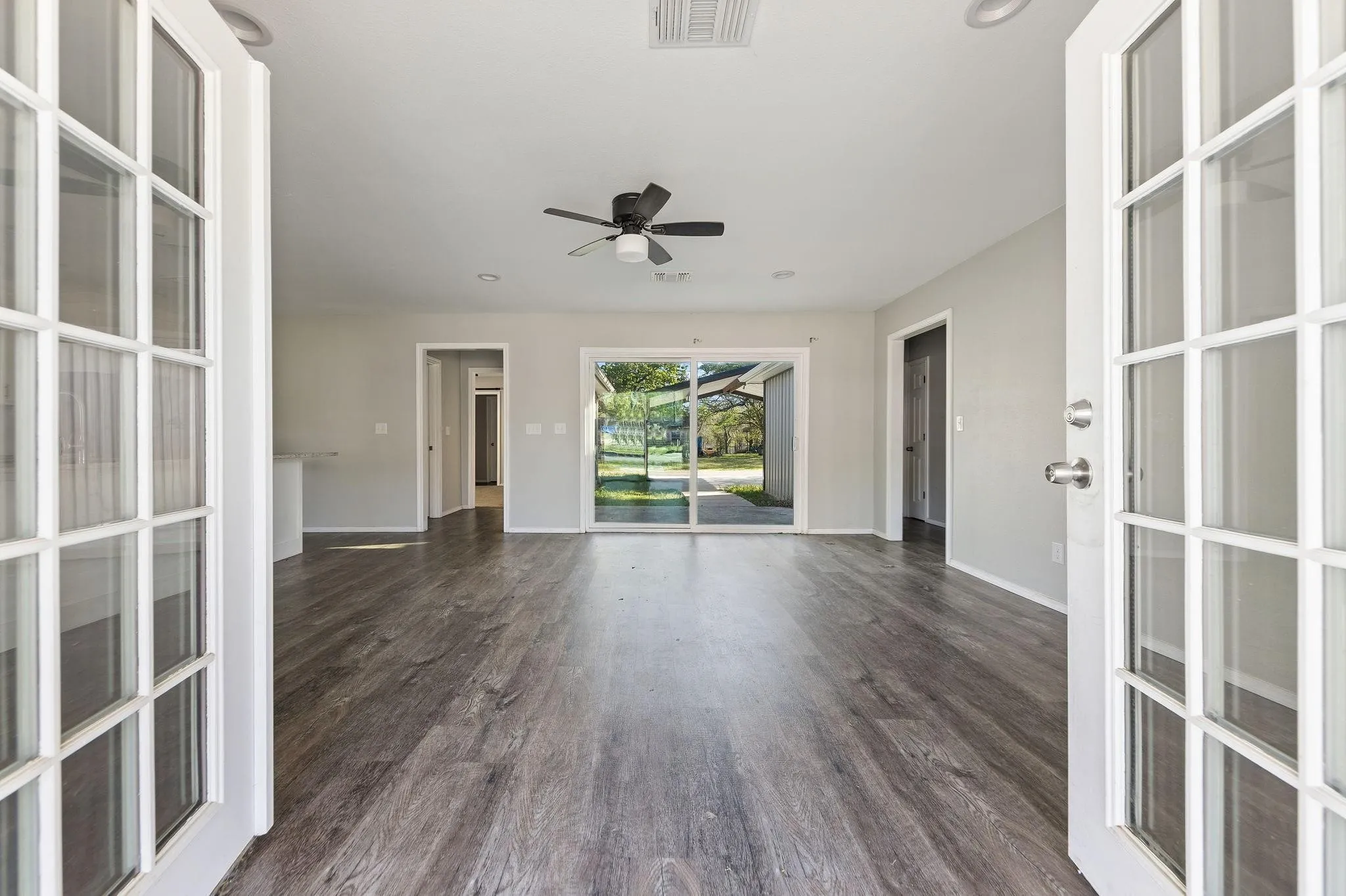 Single Family Residence For Sale in Fannin County , 805 S 4th Street, Bonham, Texas 75418, 3 Bedroom, 2 Bathroom, Garage spaces, 1,301 Sqft, built in 2022, mls#21395486, Real Estate Agent in Bonham, Homes For Sale in Fannin county, Homes For Sale in Bonham, Realtor in Bonham Texas, Real Estate Brokerage Independent Realty Texas, Luminita Cordes Realtor