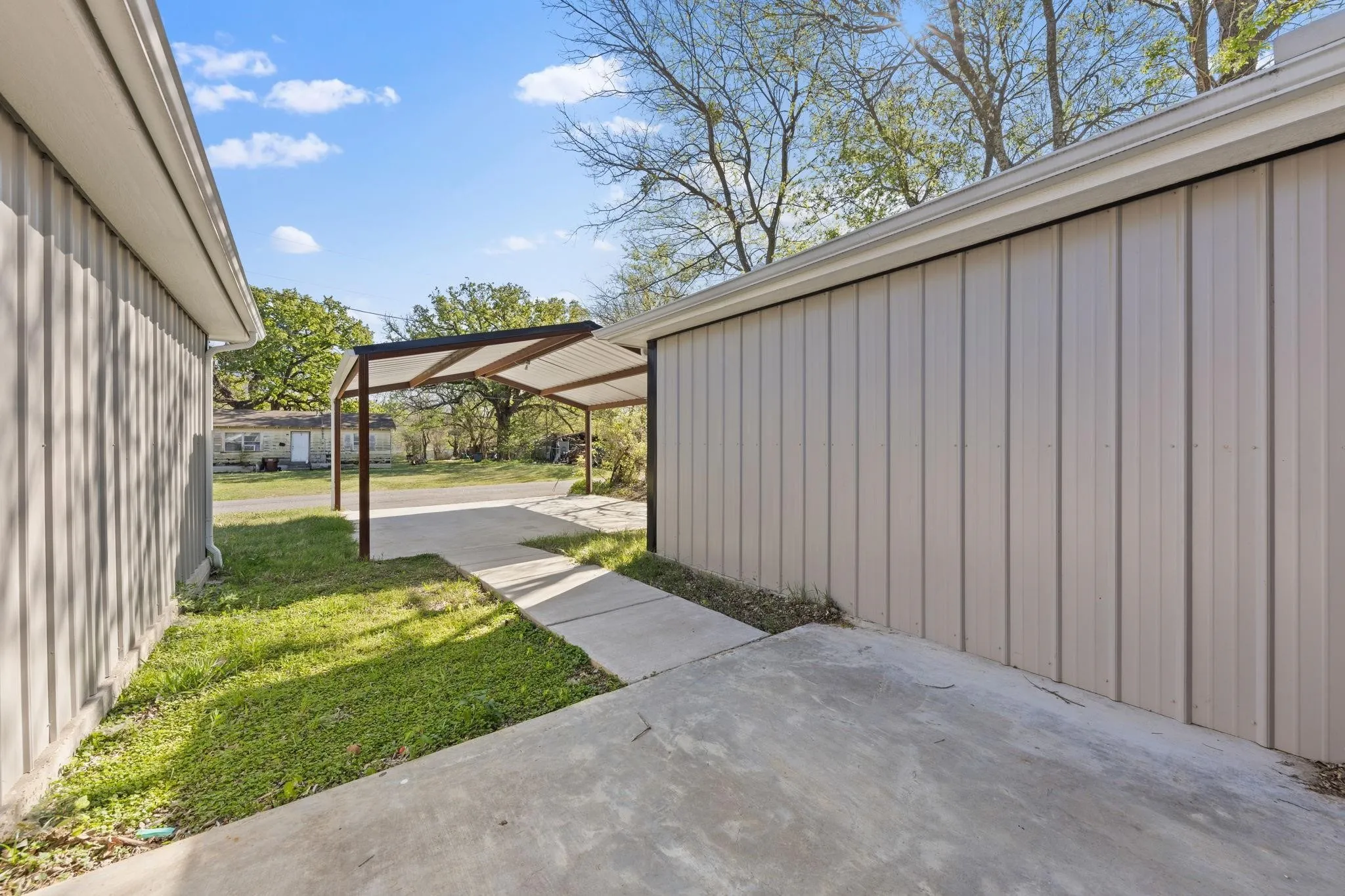 Single Family Residence For Sale in Fannin County , 805 S 4th Street, Bonham, Texas 75418, 3 Bedroom, 2 Bathroom, Garage spaces, 1,301 Sqft, built in 2022, mls#21395486, Real Estate Agent in Bonham, Homes For Sale in Fannin county, Homes For Sale in Bonham, Realtor in Bonham Texas, Real Estate Brokerage Independent Realty Texas, Luminita Cordes Realtor