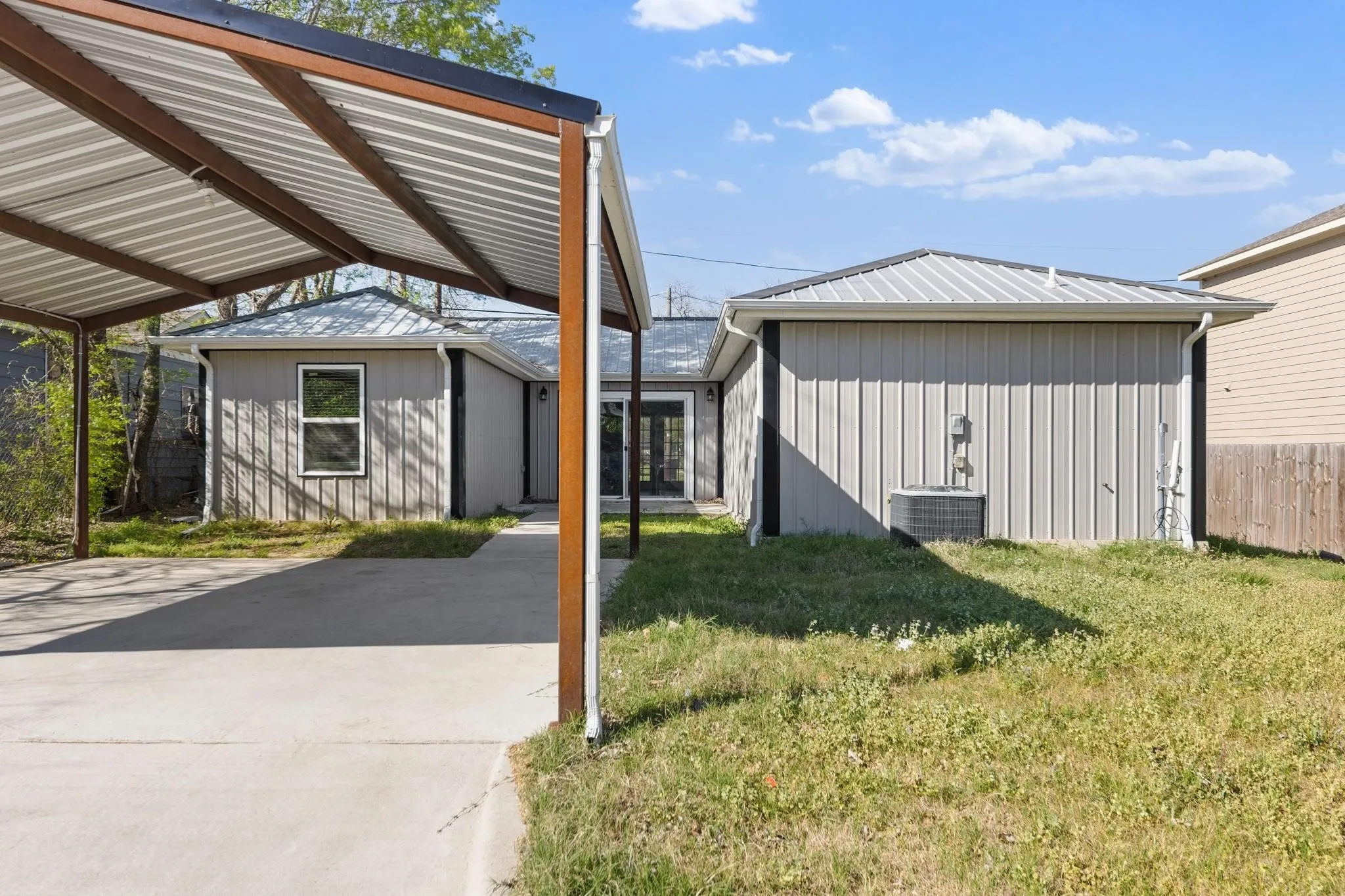 Single Family Residence For Sale in Fannin County , 805 S 4th Street, Bonham, Texas 75418, 3 Bedroom, 2 Bathroom, Garage spaces, 1,301 Sqft, built in 2022, mls#21395486, Real Estate Agent in Bonham, Homes For Sale in Fannin county, Homes For Sale in Bonham, Realtor in Bonham Texas, Real Estate Brokerage Independent Realty Texas, Luminita Cordes Realtor