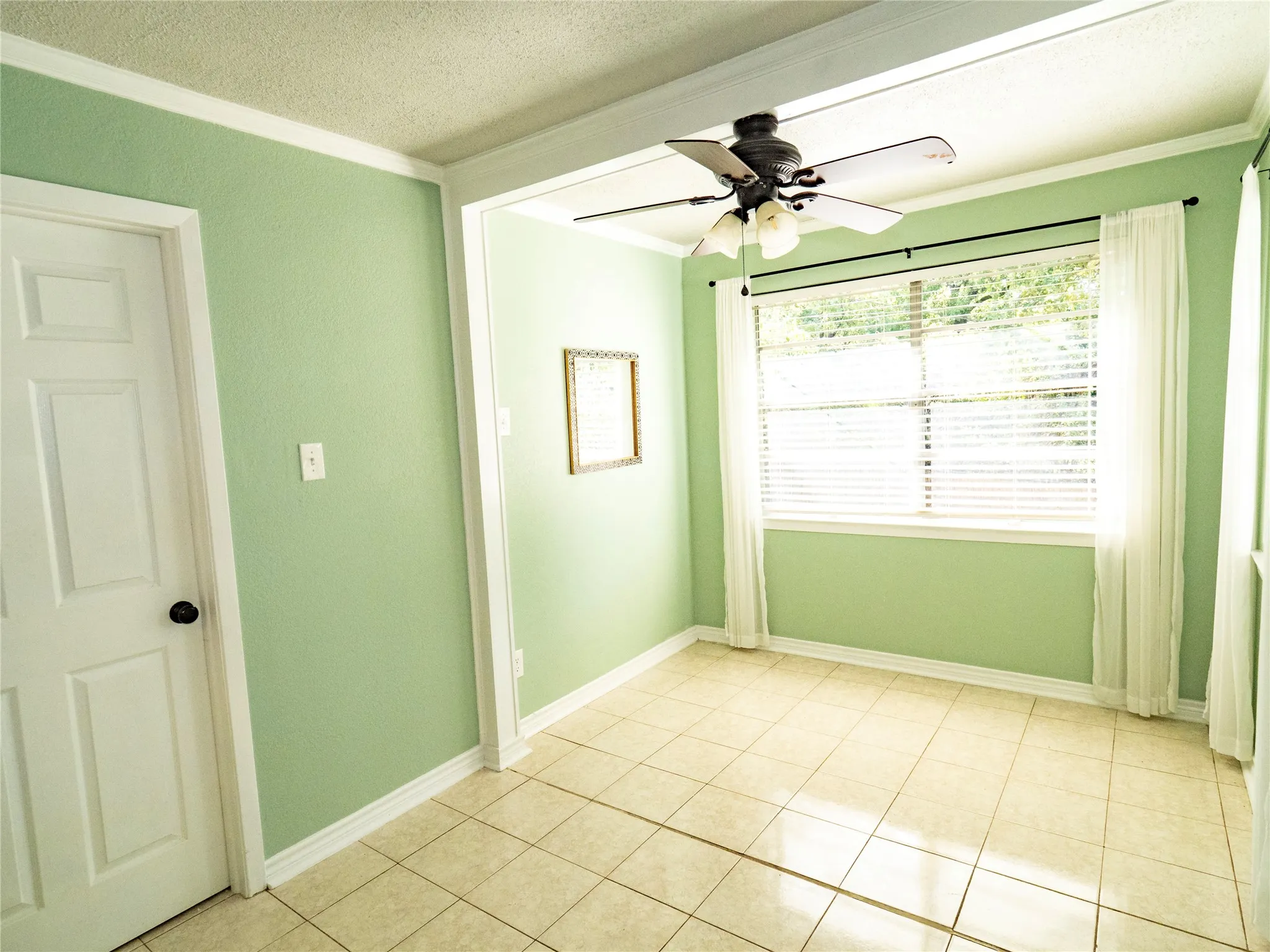 Single Family Residence For Sale in Tarrant County , 900 N Bowen Road, Arlington, Texas 76012, 3 Bedroom, 3 Bathroom, 2 Garage spaces, 1,910 Sqft, built in 1964, mls#21391191, Real Estate Agent in Arlington, Homes For Sale in Tarrant county, Homes For Sale in Arlington, Realtor in Arlington Texas, Real Estate Brokerage Independent Realty Texas, Luminita Cordes Realtor